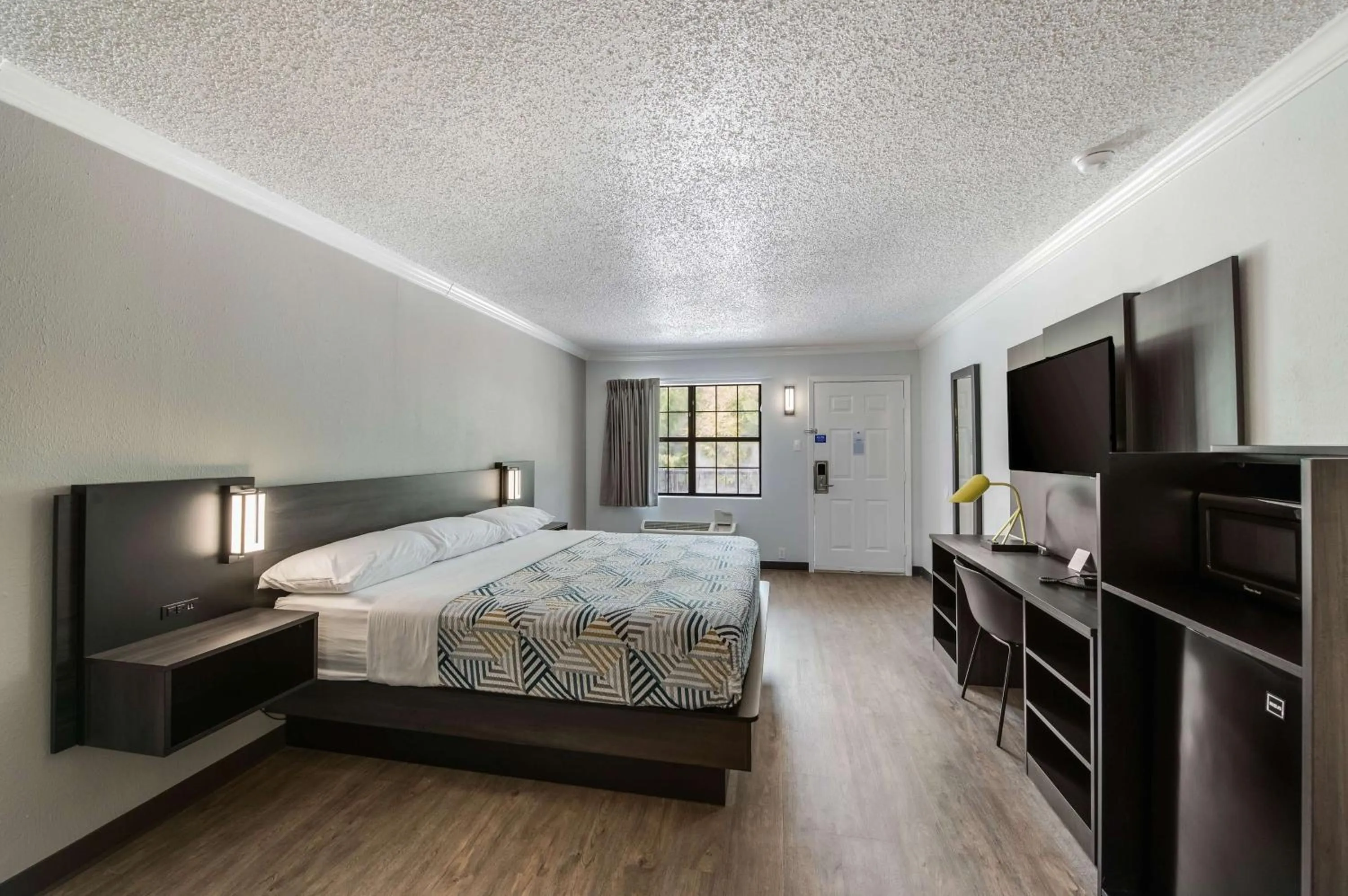 Photo of the whole room, Bed in Motel 6-Kilgore, TX