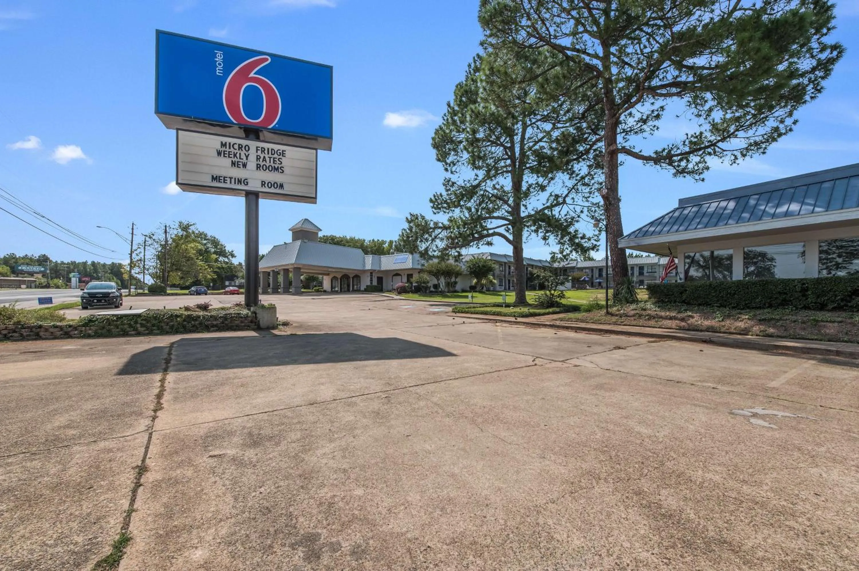 Property building in Motel 6-Kilgore, TX