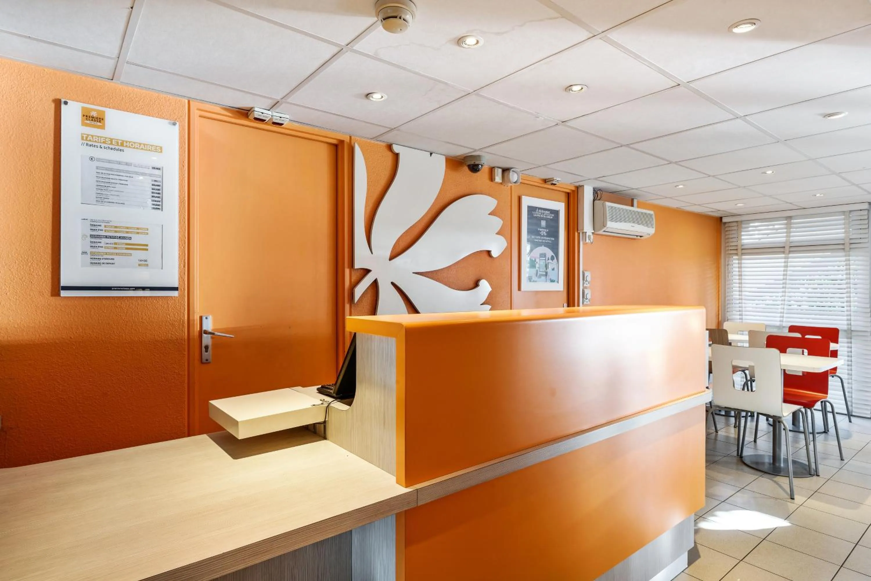 Lobby or reception in Premiere Classe Dijon Sud - Marsannay