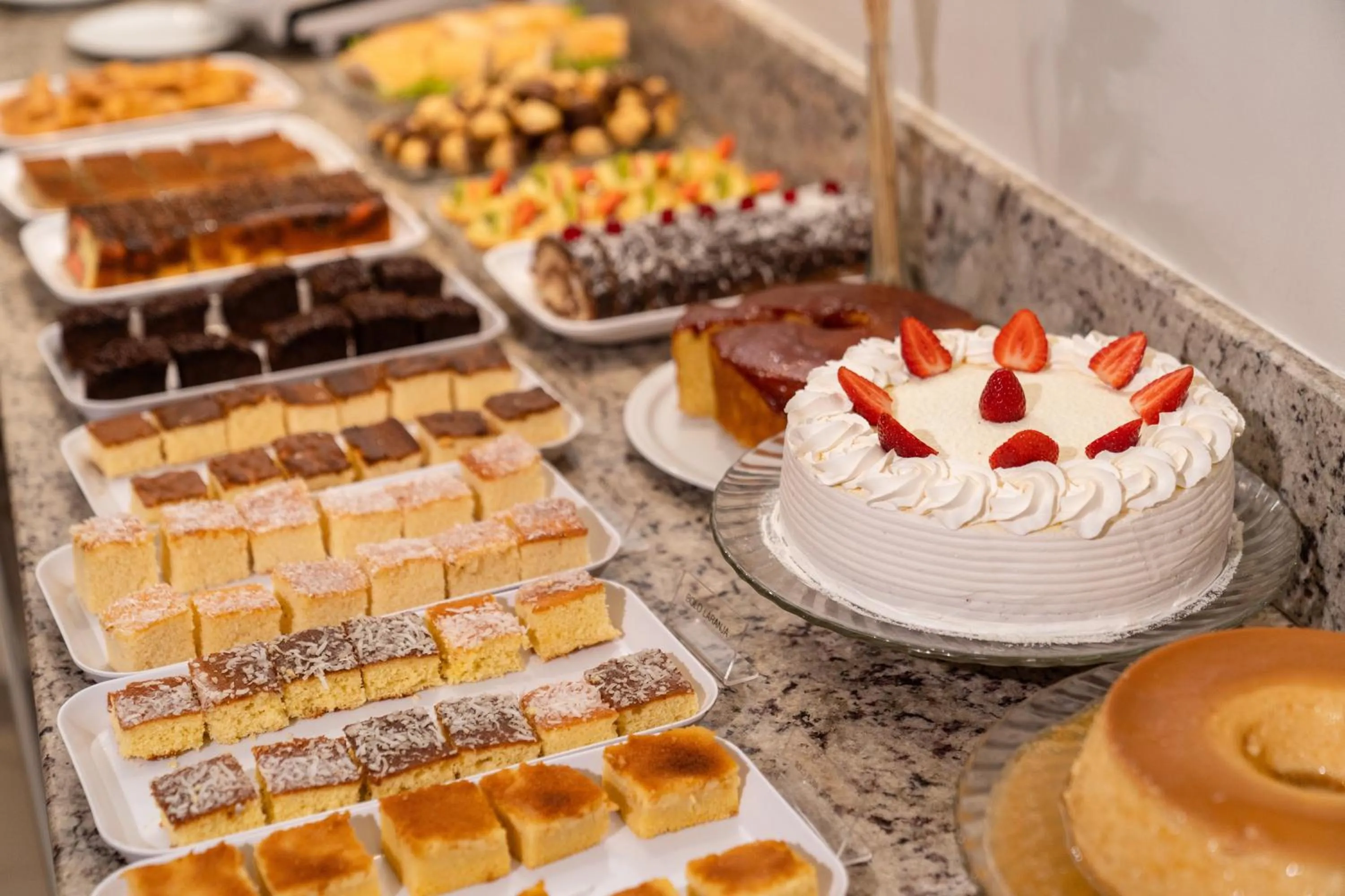 Buffet breakfast in Hotel Caiuá