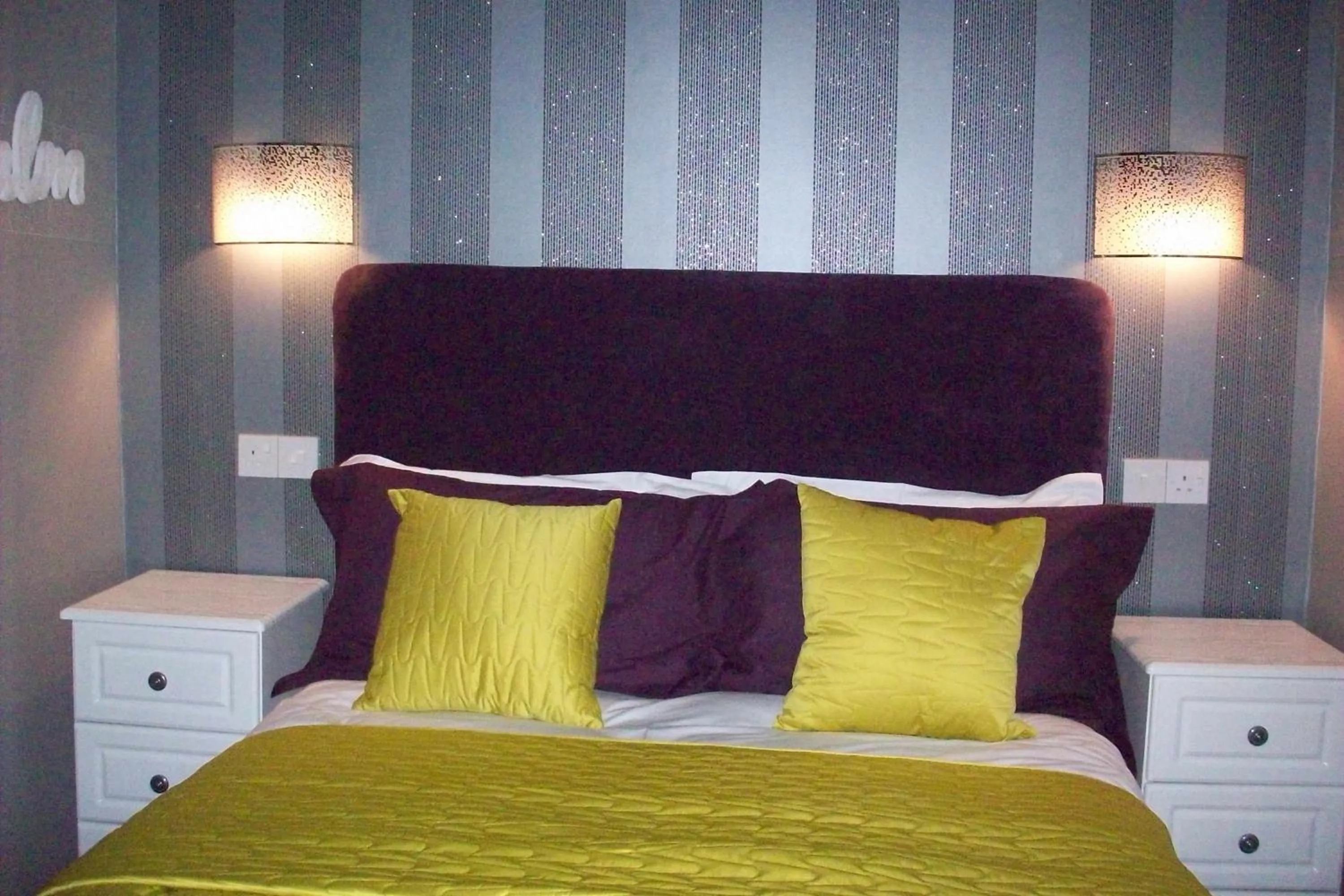 Bathroom, Bed in Lairg Highland Hotel