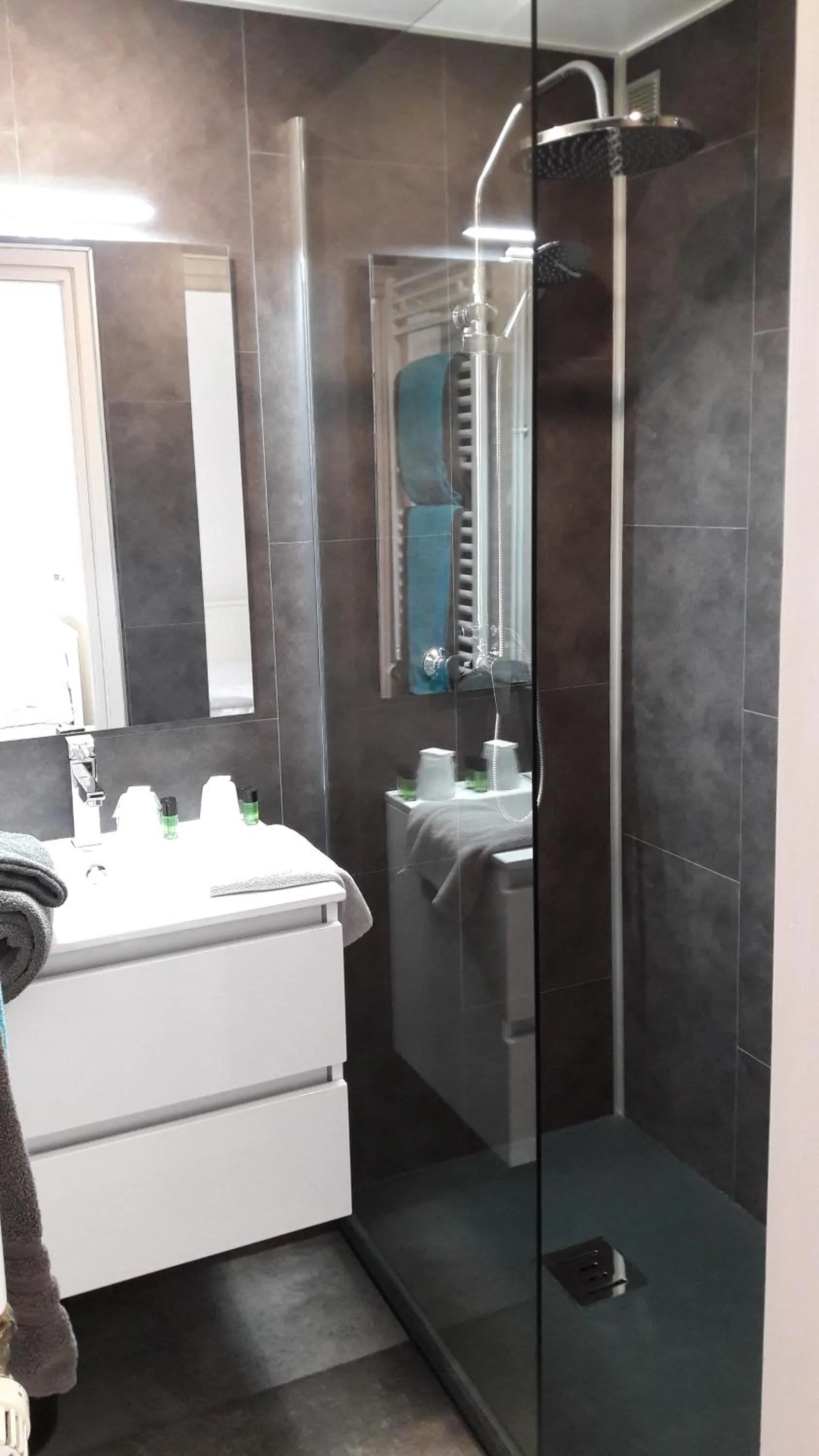 Bathroom, Bed in Le Relais Des Chateaux Forts