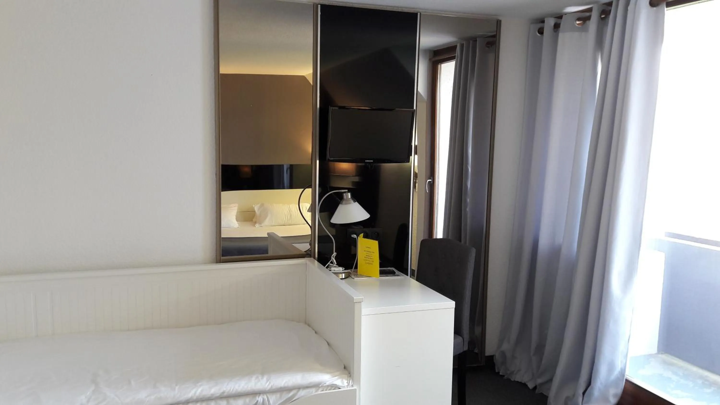 Bedroom, Bed in Le Relais Des Chateaux Forts