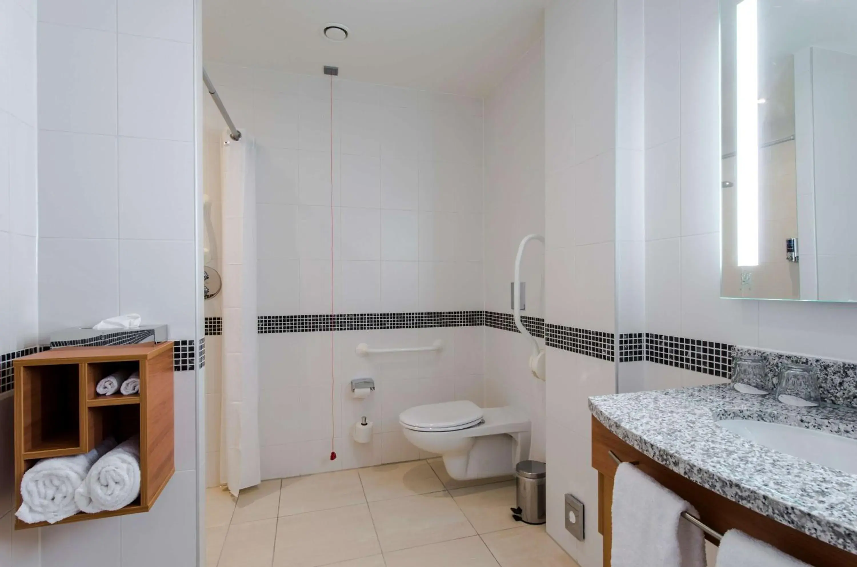 Queen Room - Mobility Access in Hampton By Hilton Amsterdam Arena Boulevard Queen Room - Mobility Access in Hampton By Hilton Amsterdam Arena Boulevard