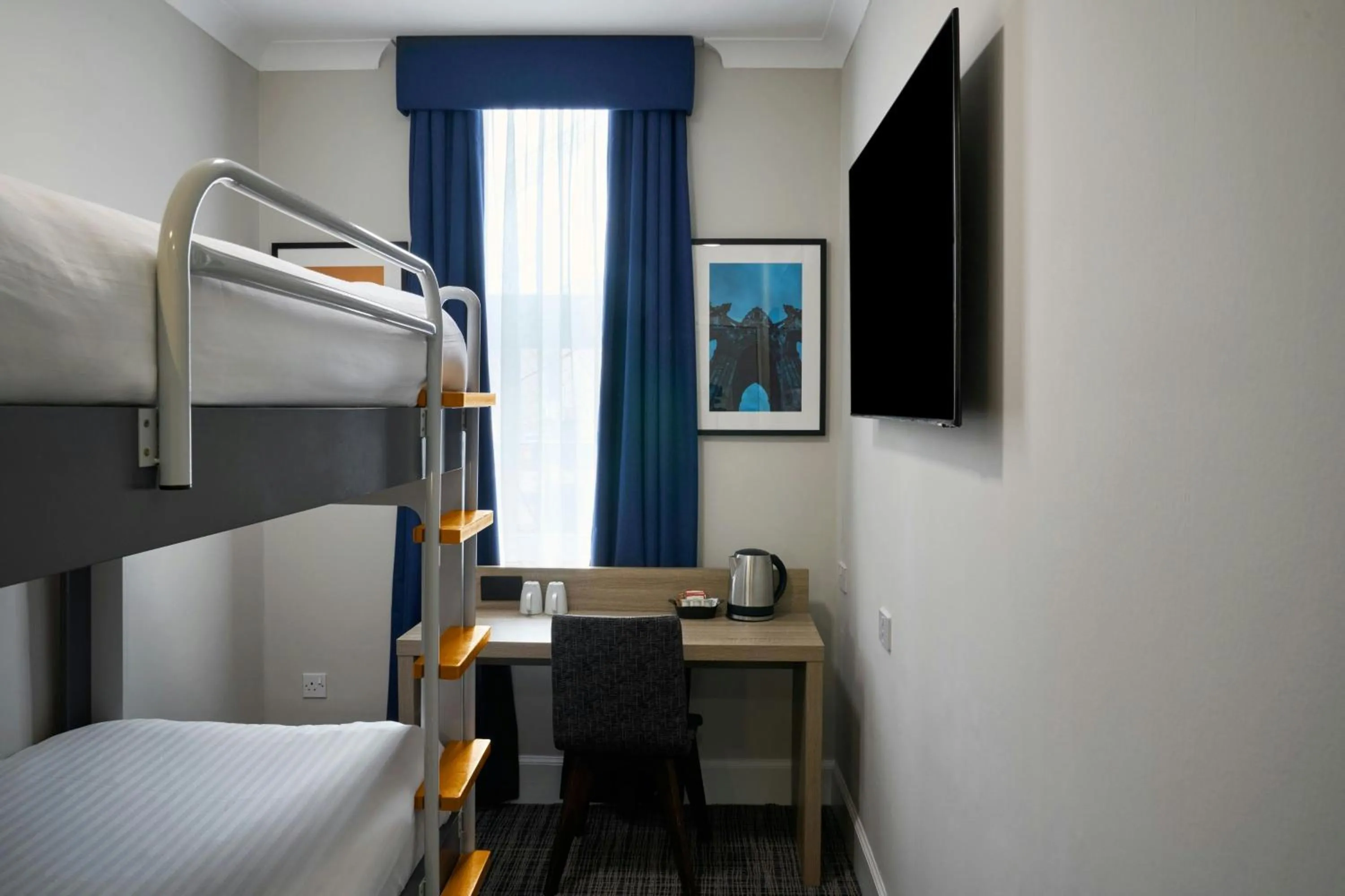 Photo of the whole room, Bed in Four Points Flex by Sheraton Edinburgh