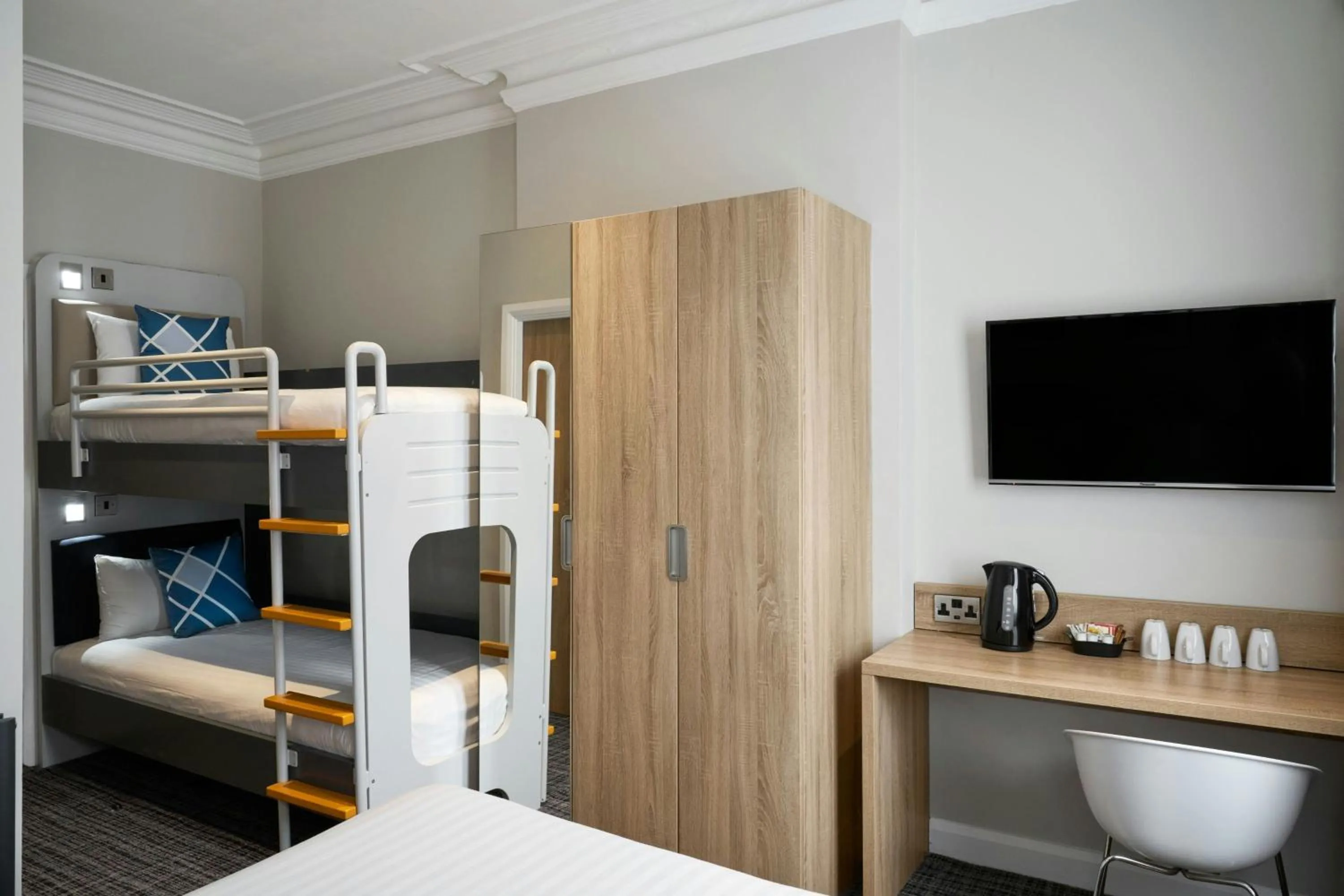 Photo of the whole room, Bed in Four Points Flex by Sheraton Edinburgh