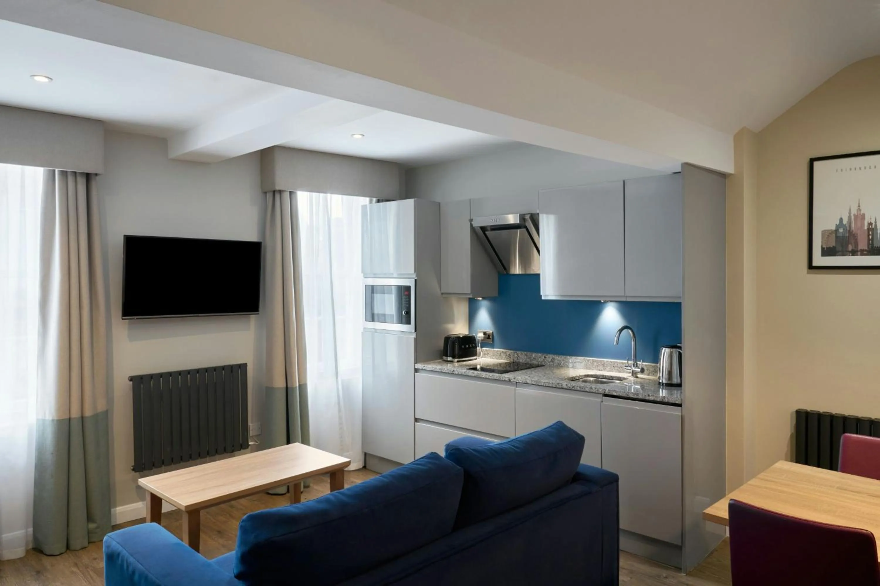 Photo of the whole room in Four Points Flex by Sheraton Edinburgh