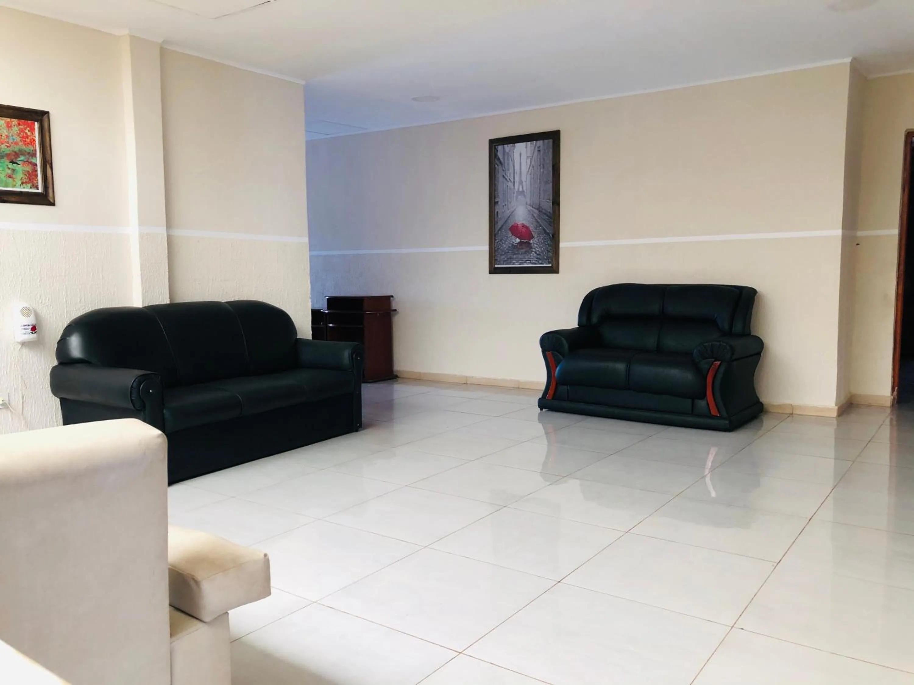 Living room in La Familia Hotel