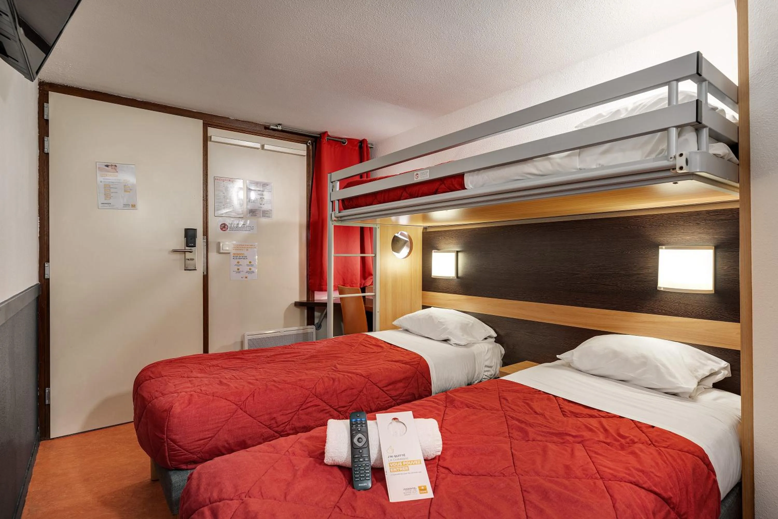 Photo of the whole room, Bed in Premiere Classe Bethune