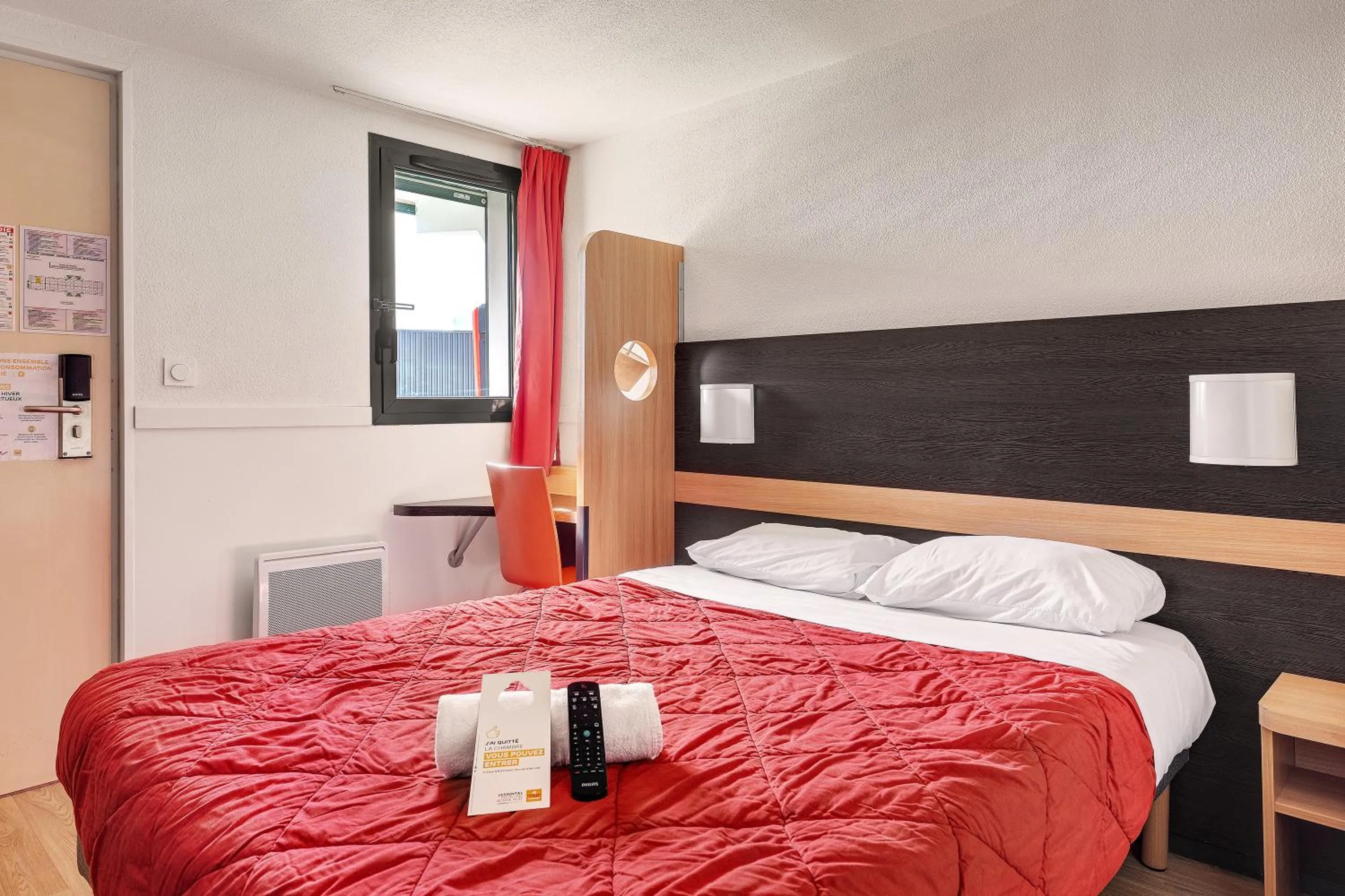 Photo of the whole room, Bed in Premiere Classe Bethune