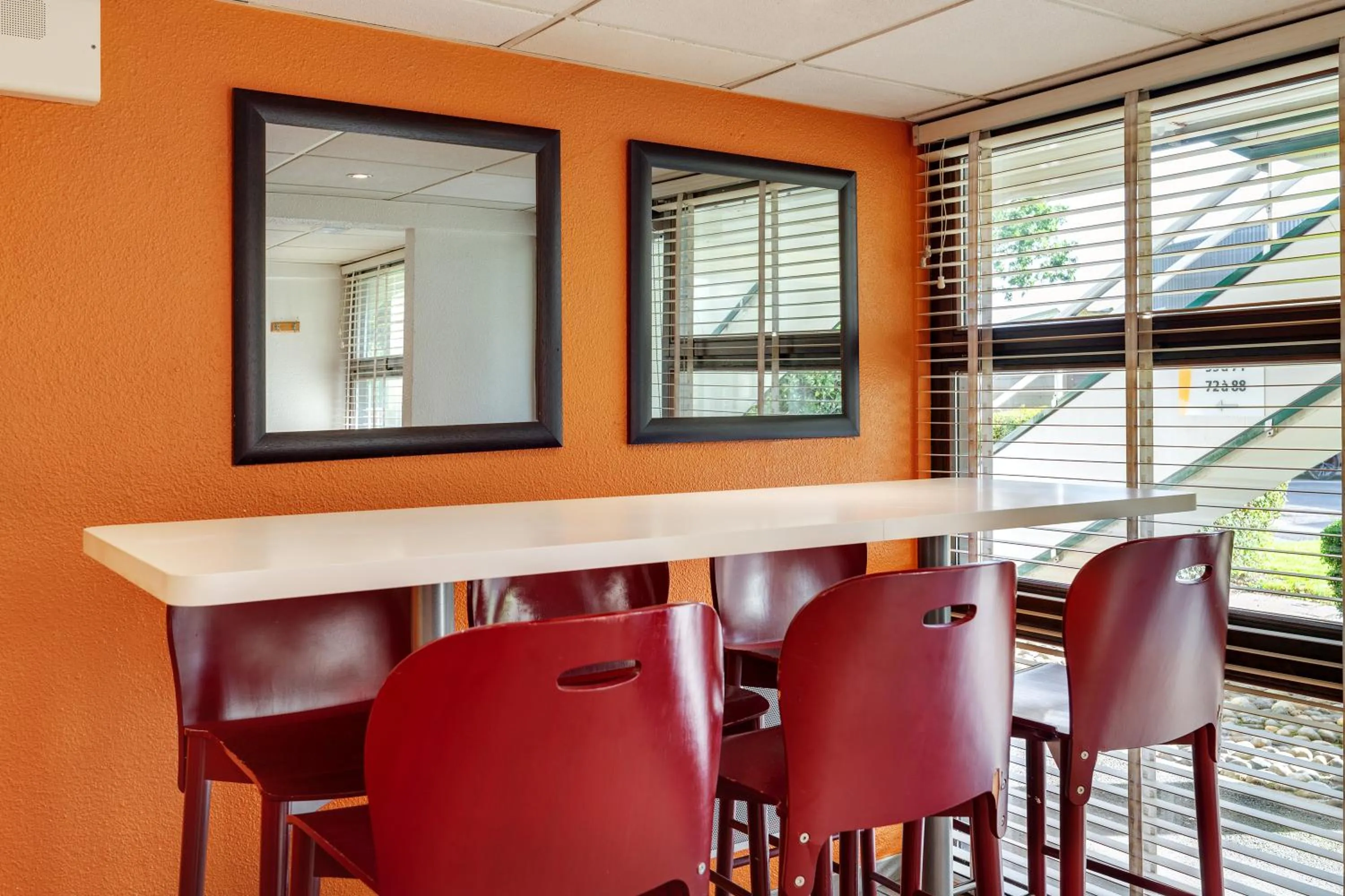 Restaurant/places to eat in Premiere Classe Bethune