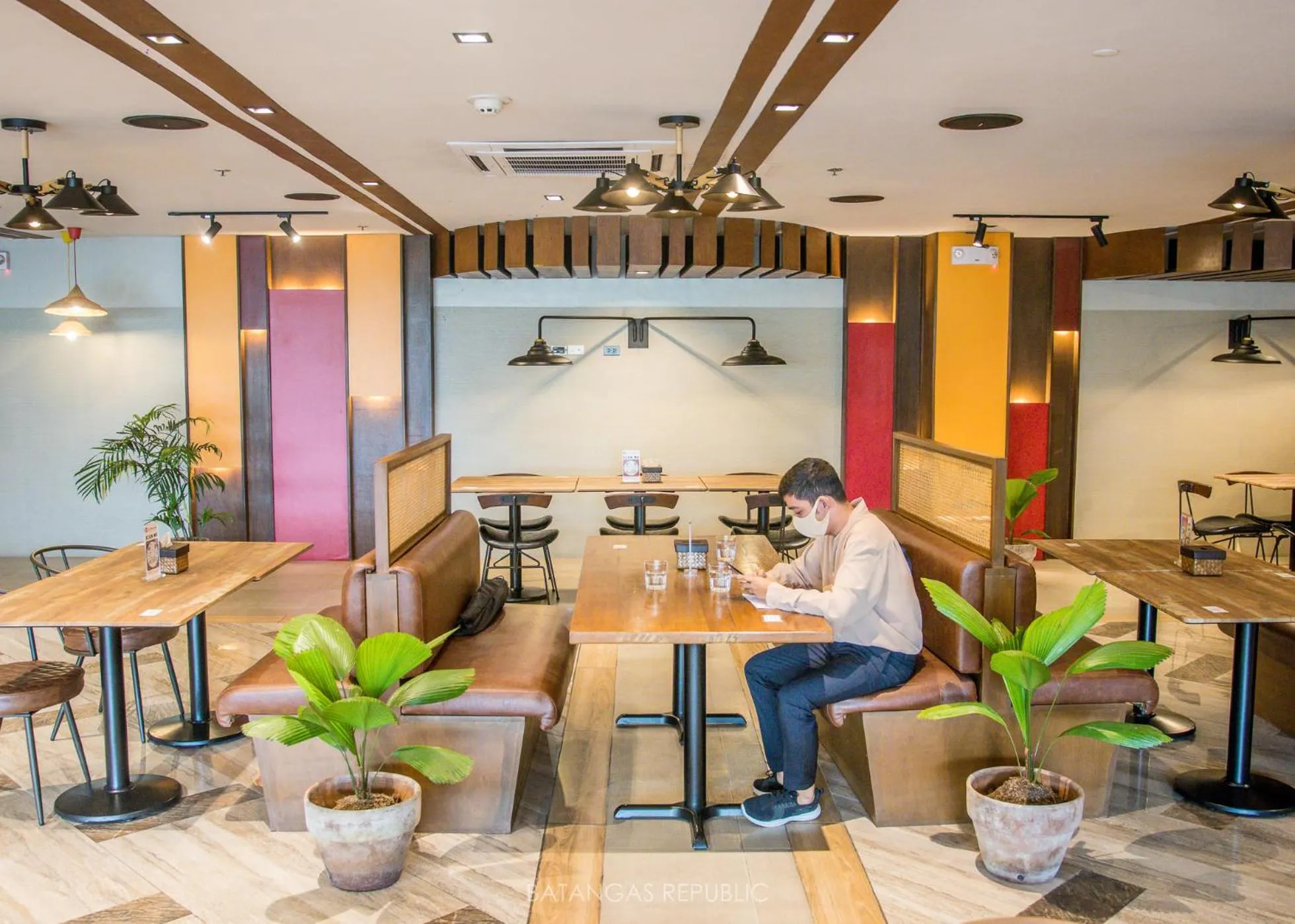 Restaurant/places to eat in Bravo Tanauan Hotel