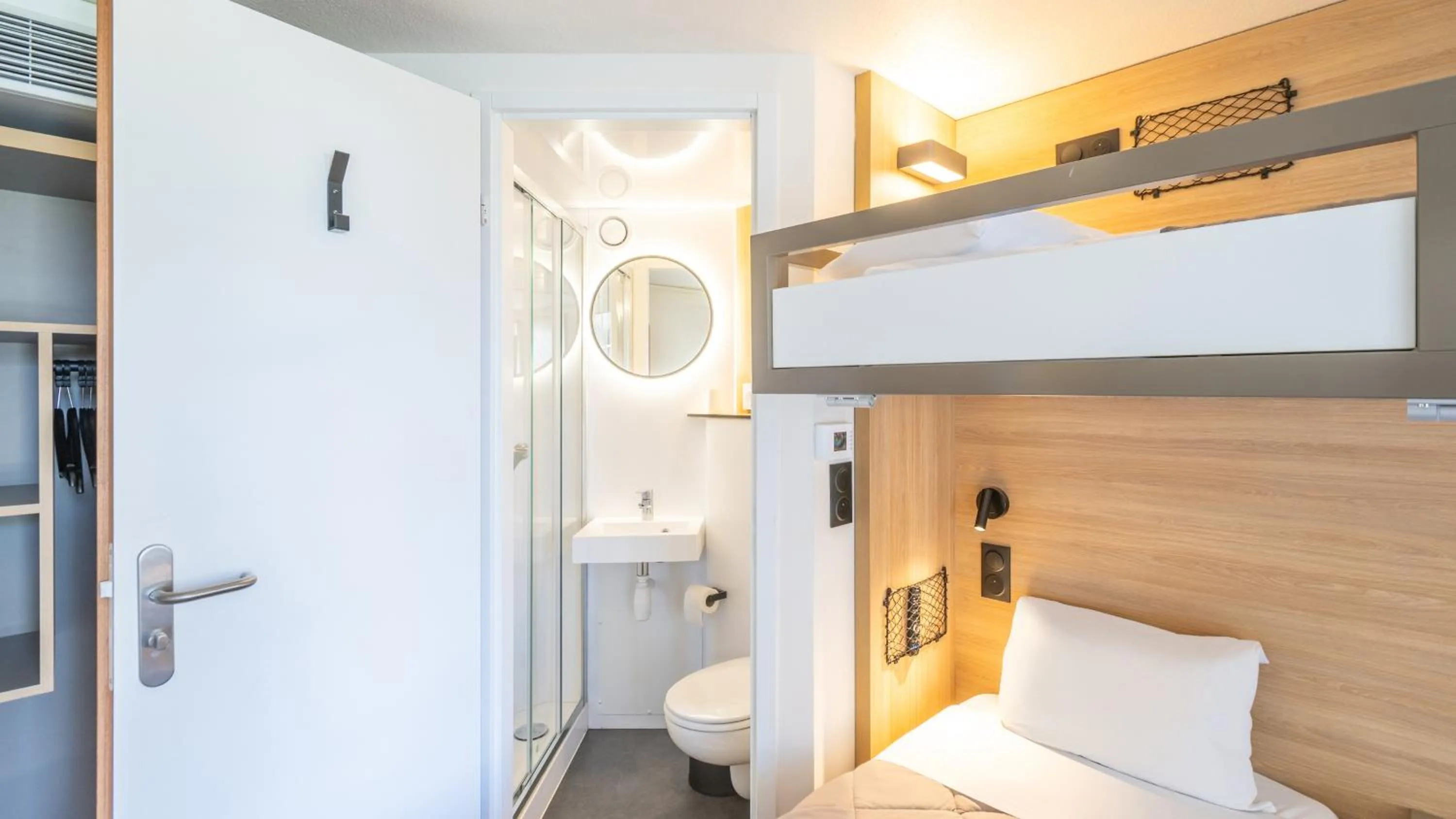 Shower, Bed in Premiere Classe Biarritz