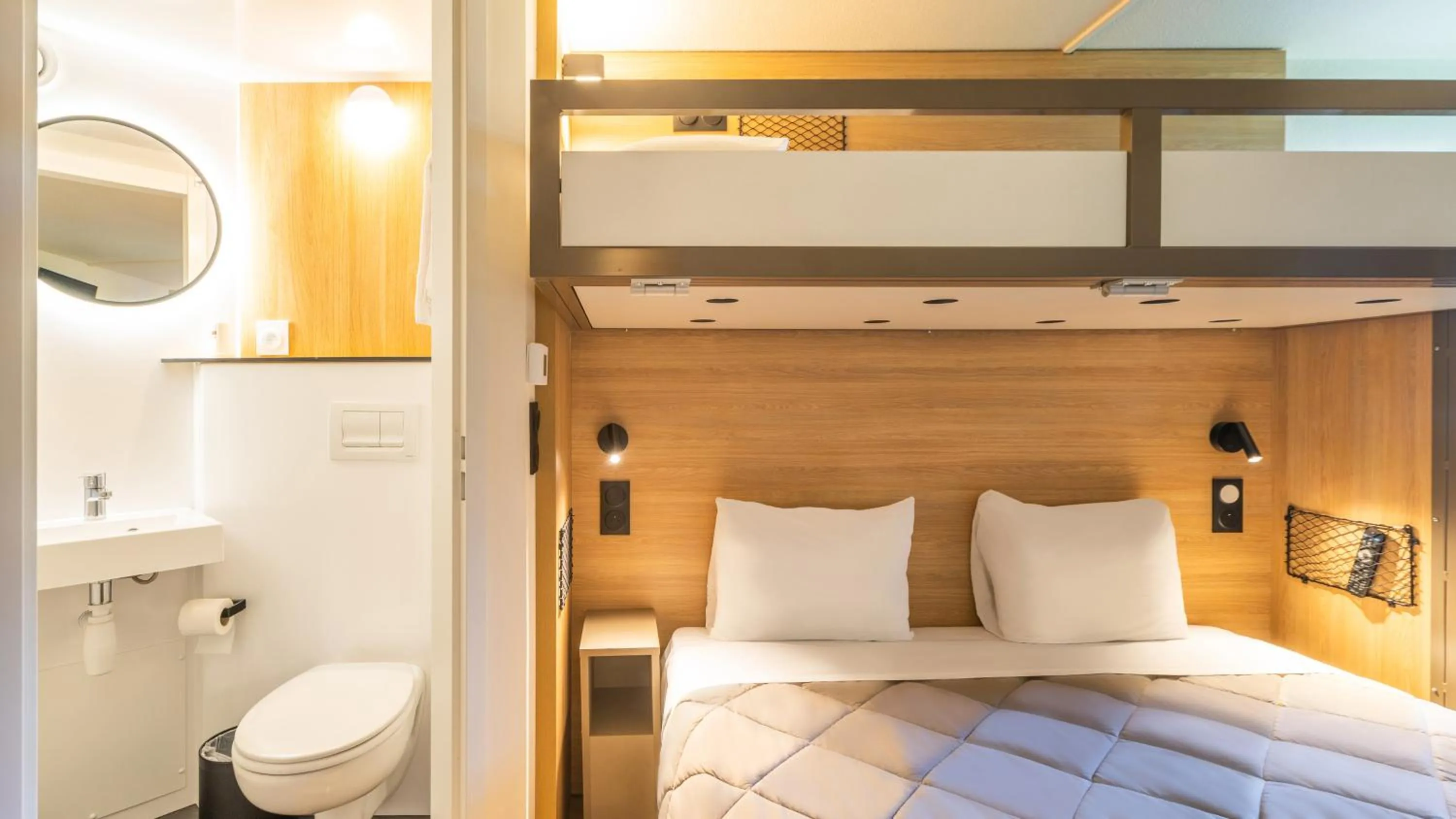 Shower, Bed in Premiere Classe Biarritz