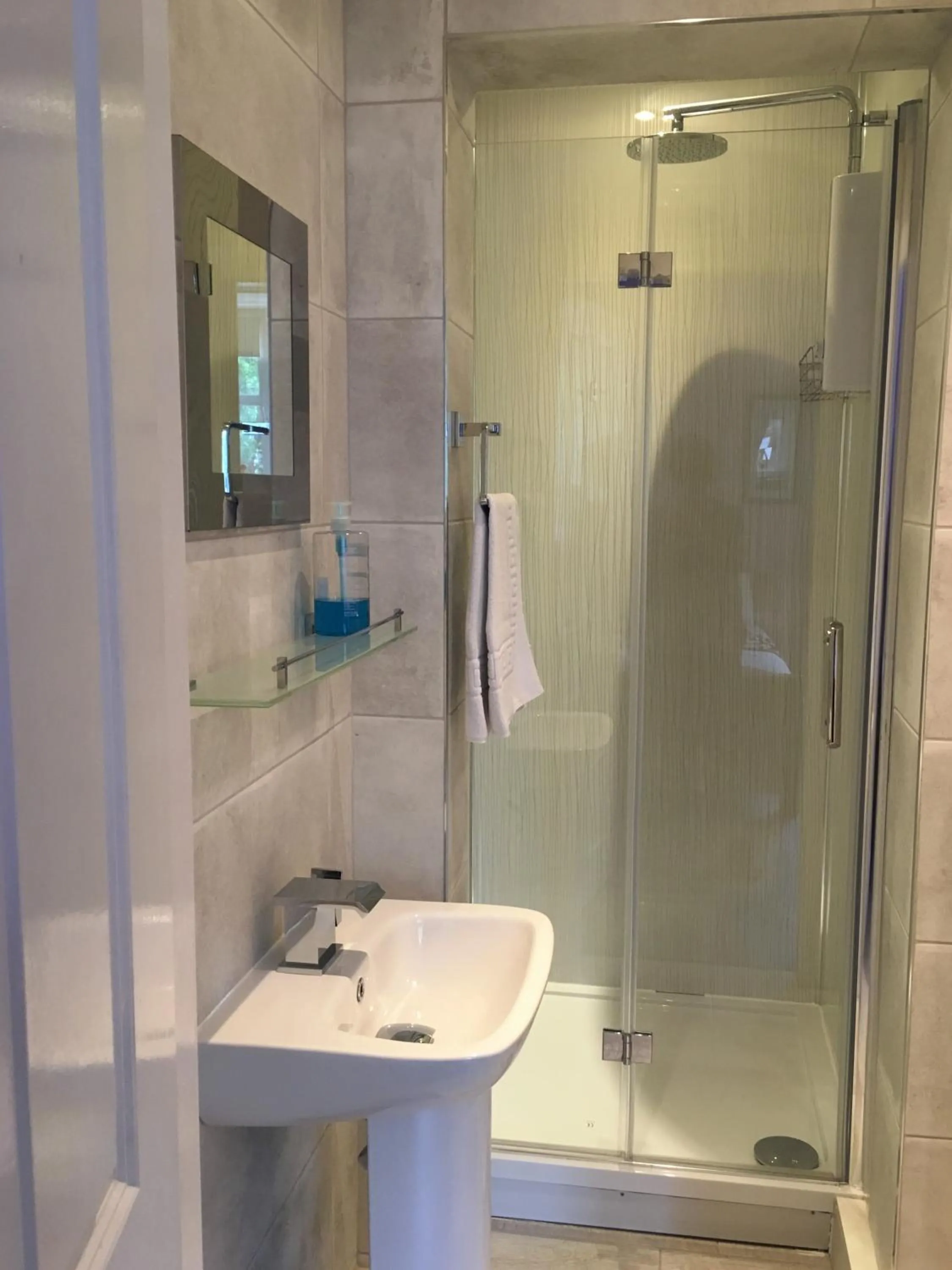 Bathroom in Dalmore Lodge Guest House