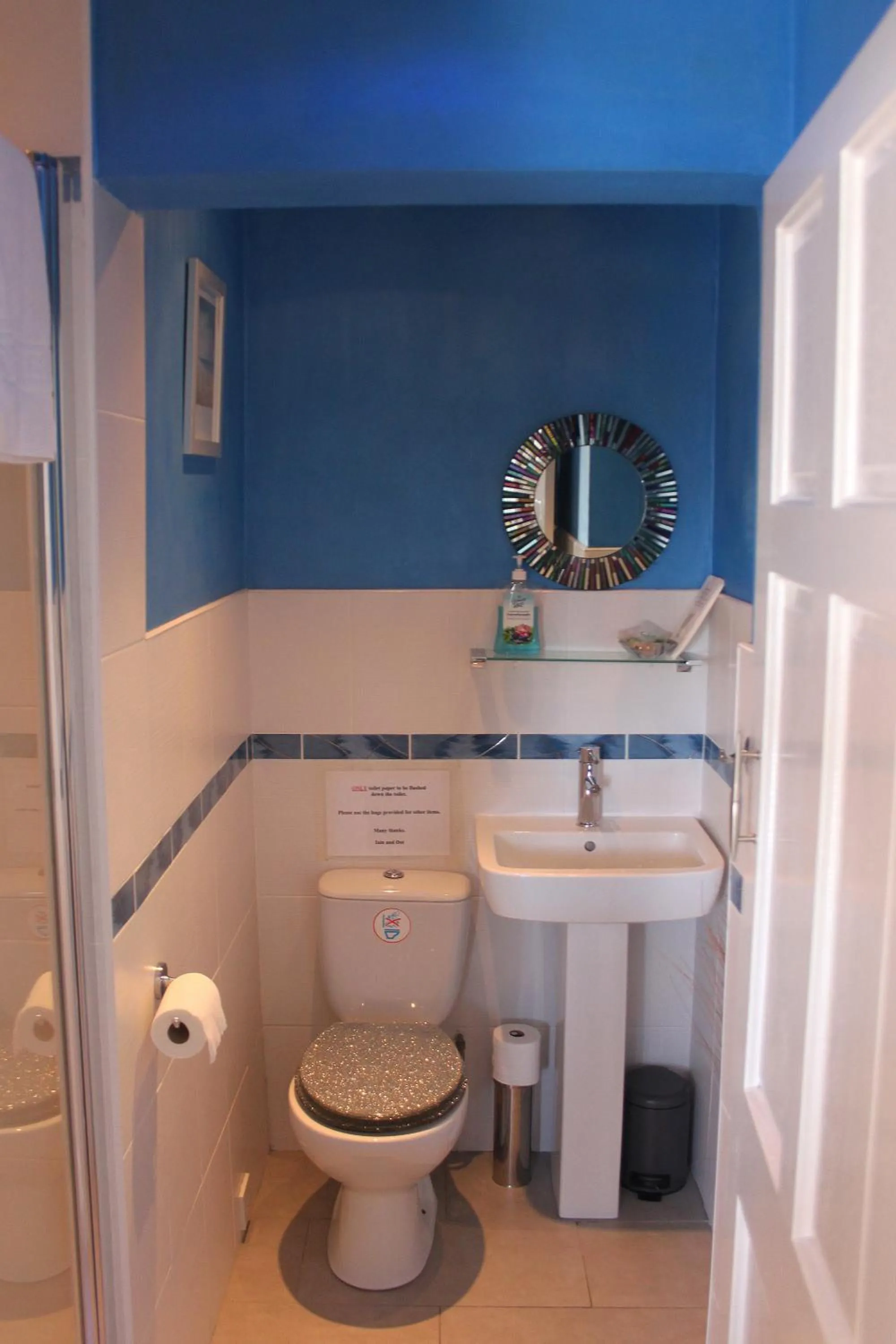 Shower in Dalmore Lodge Guest House