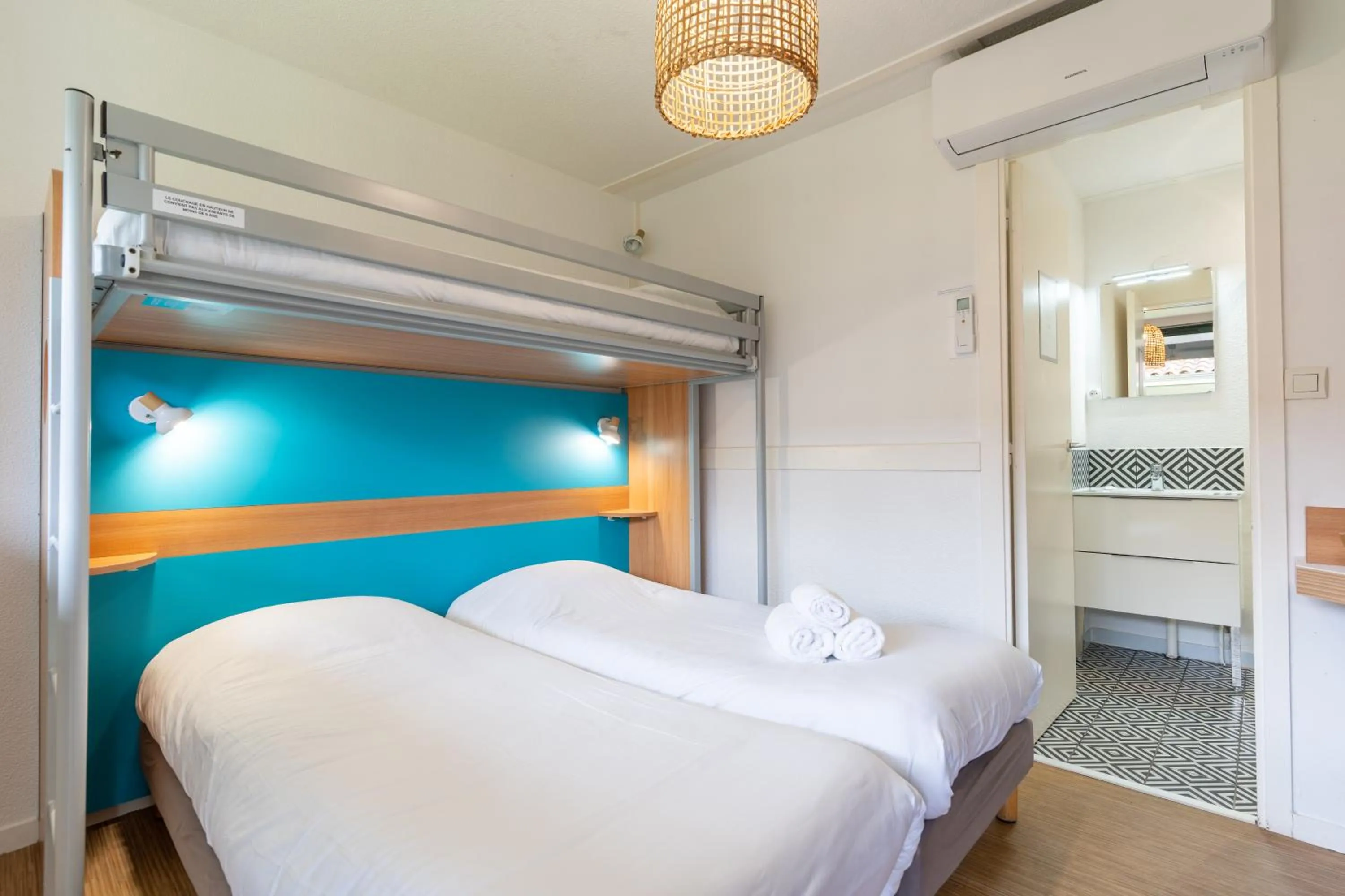 Bed in Kyriad Direct Bordeaux Sud Cestas