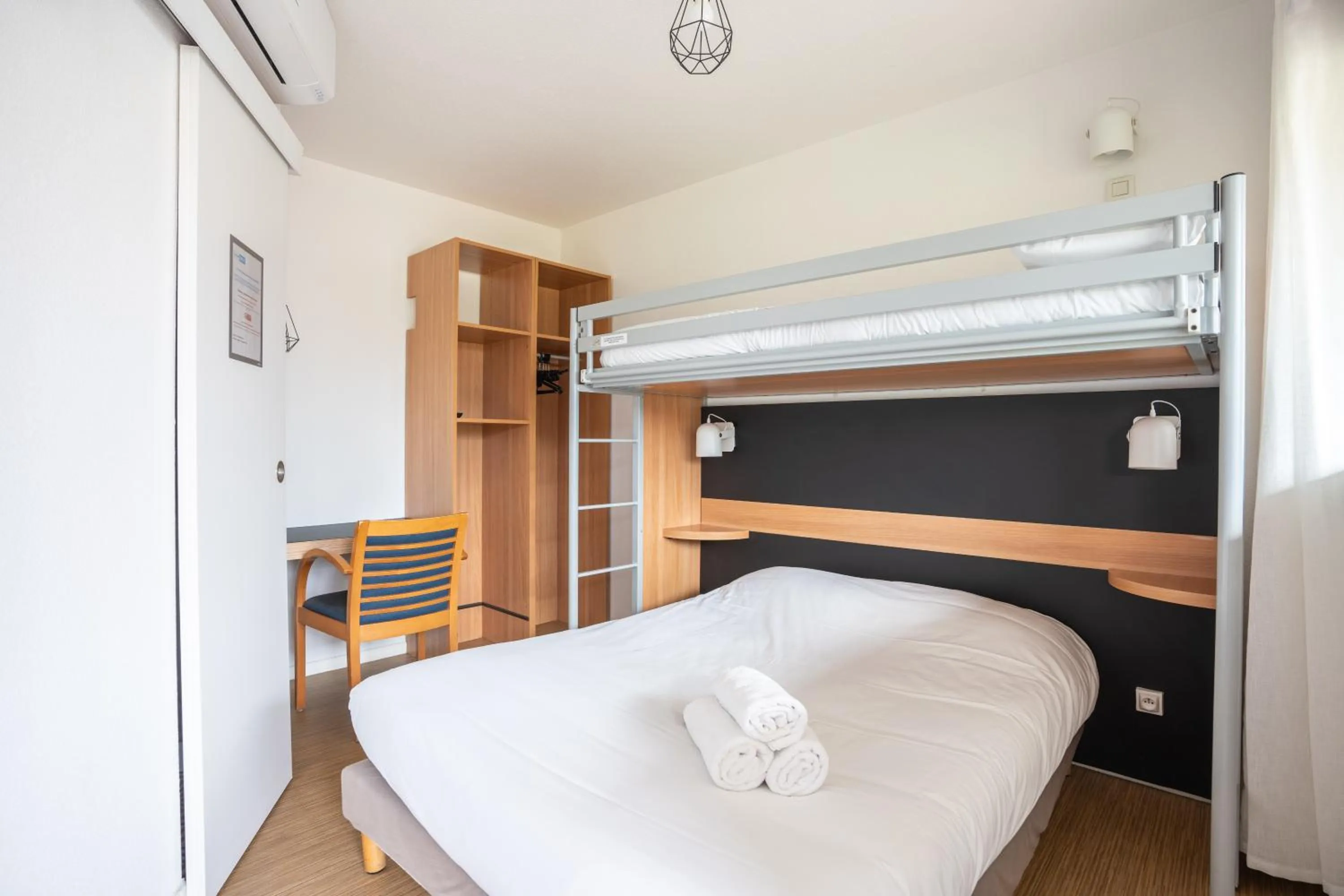 Bed in Kyriad Direct Bordeaux Sud Cestas