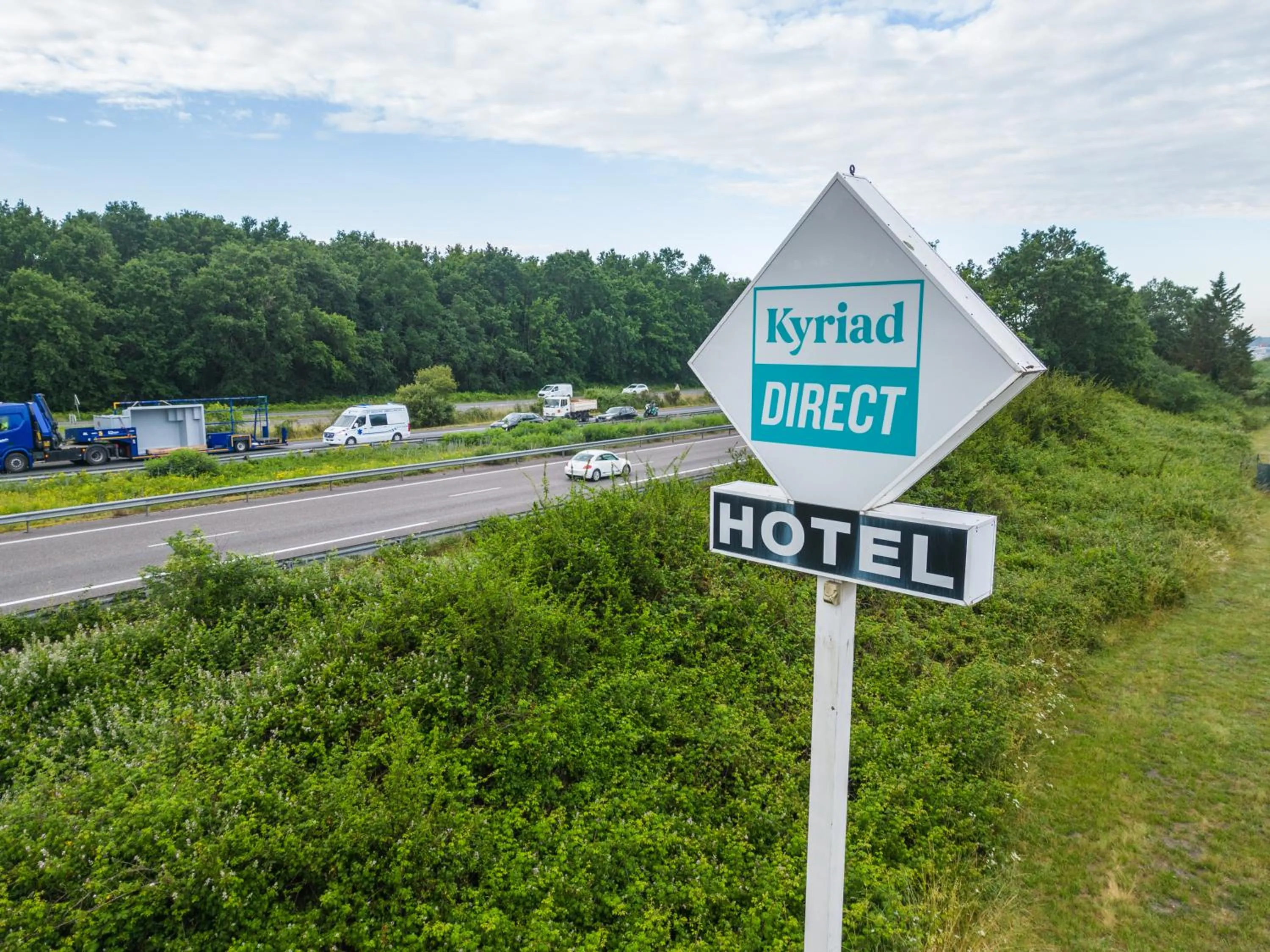 Logo/Certificate/Sign in Kyriad Direct Bordeaux Sud Cestas