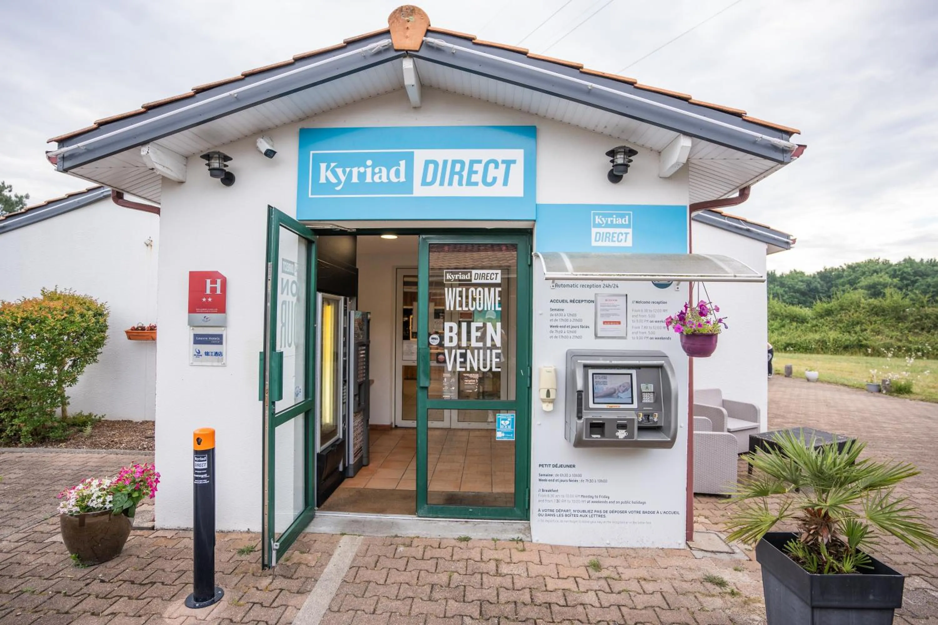 Facade/entrance in Kyriad Direct Bordeaux Sud Cestas