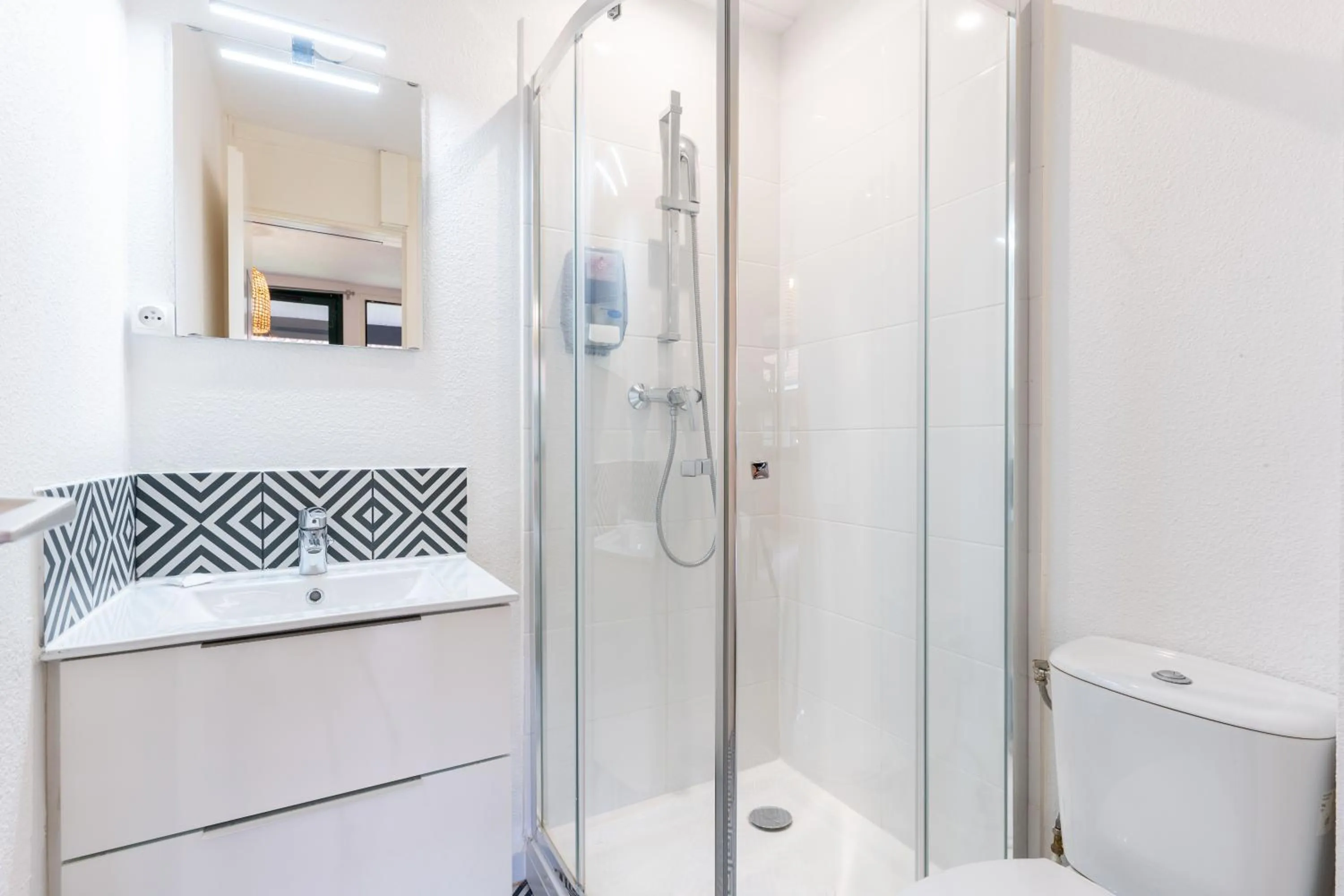 Shower in Kyriad Direct Bordeaux Sud Cestas