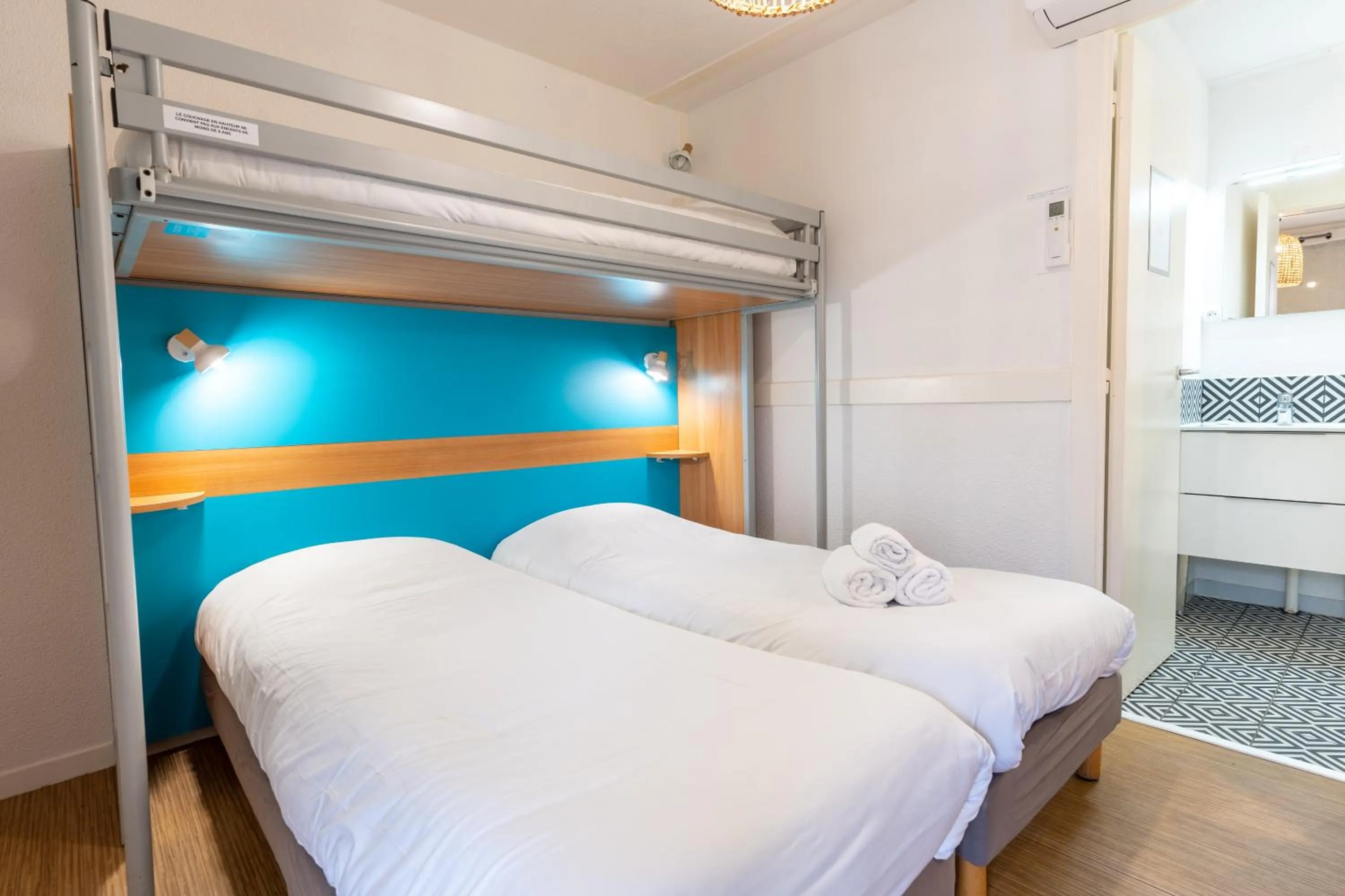 Bed in Kyriad Direct Bordeaux Sud Cestas