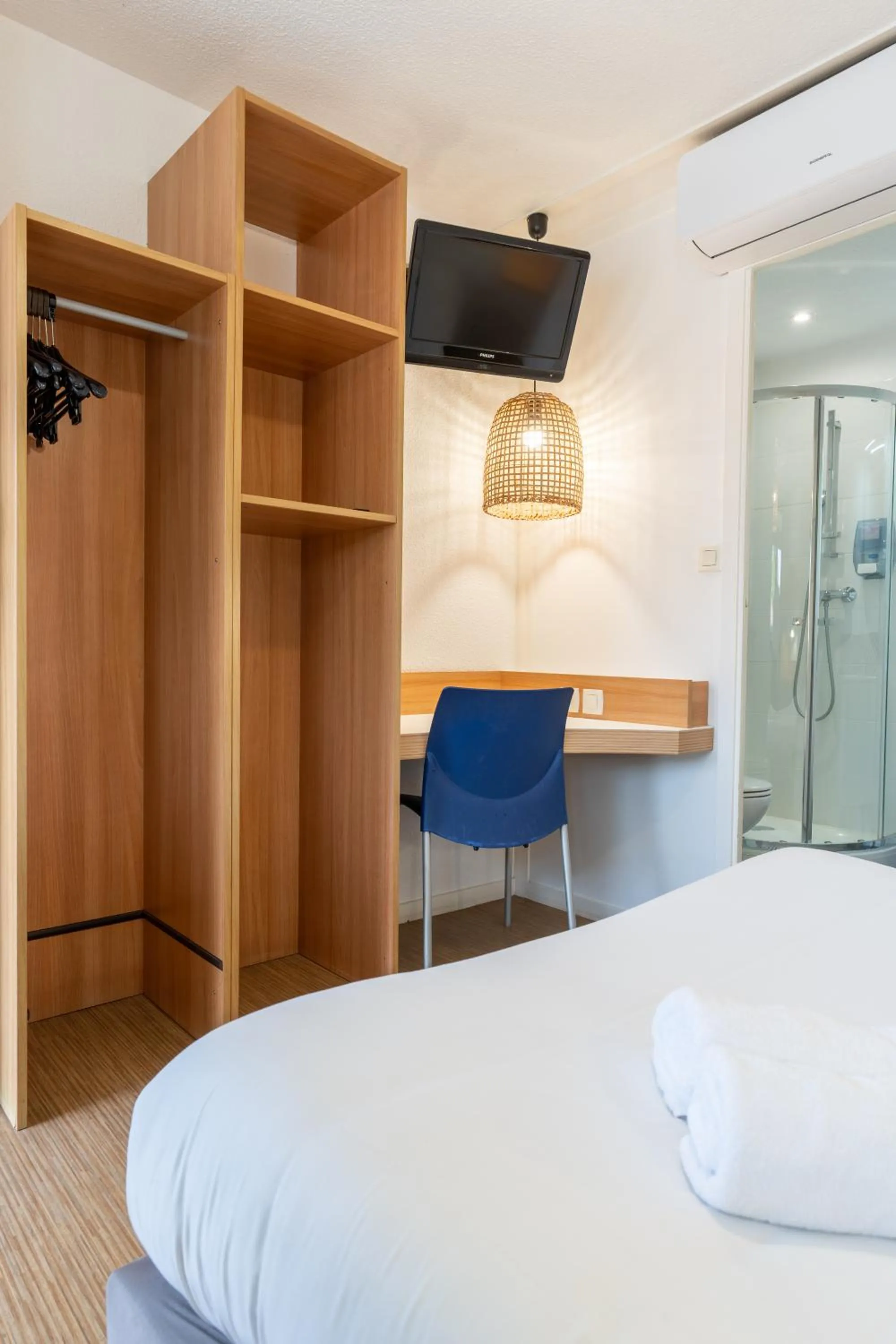 Bed in Kyriad Direct Bordeaux Sud Cestas