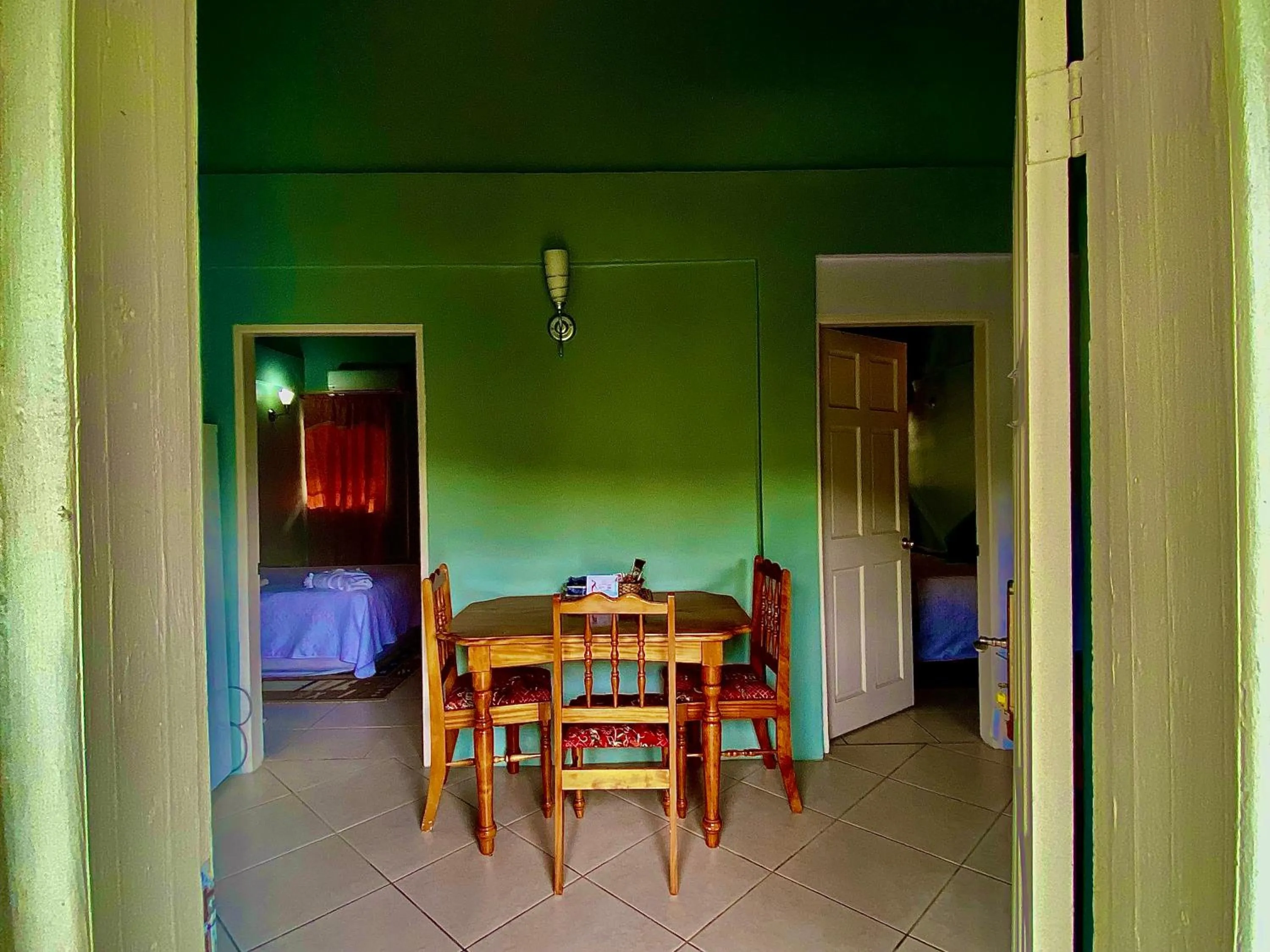 Dining area, Bed in Rejens Hotel