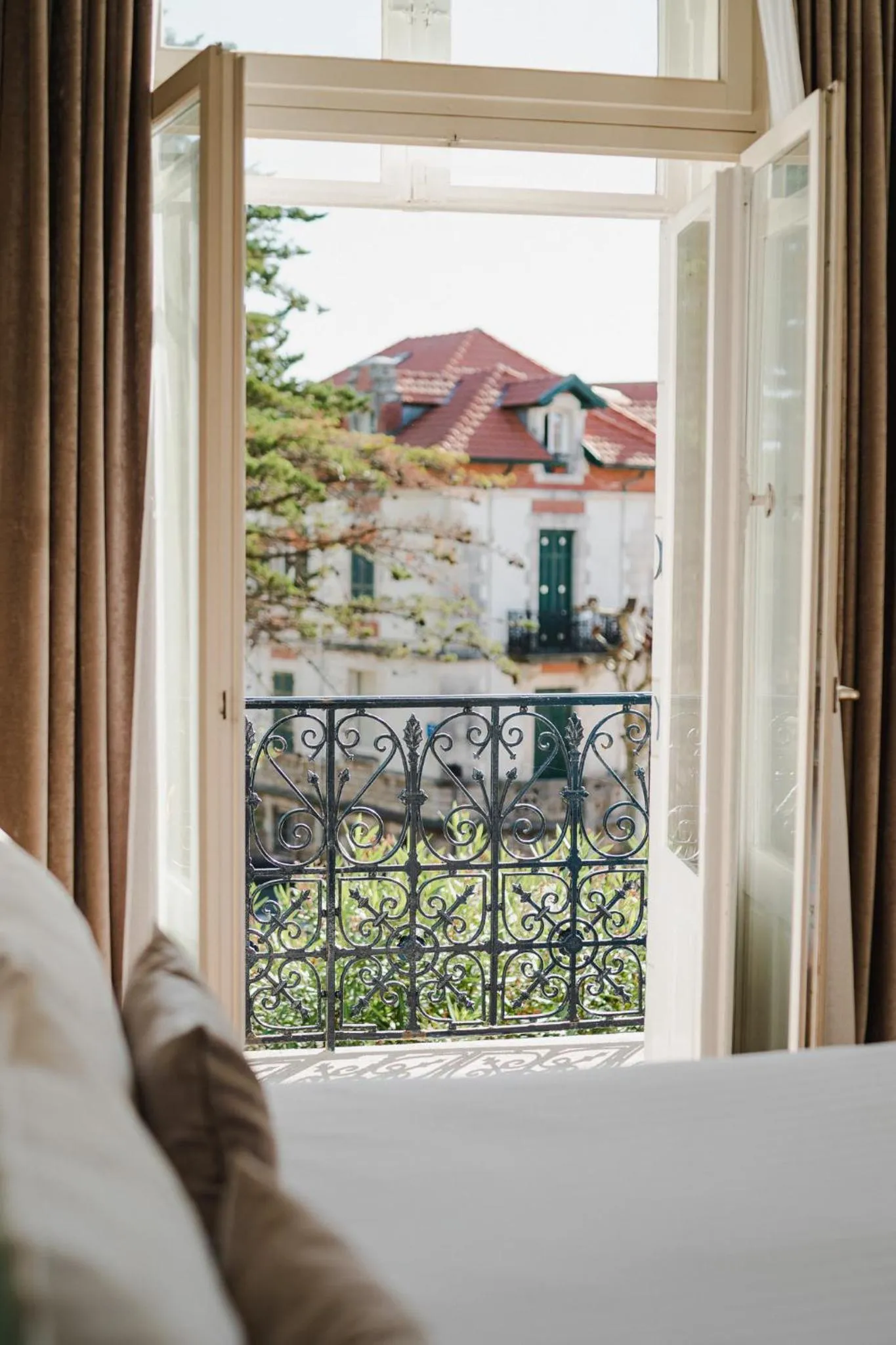 View (from property/room), Bed in Hotel Edouard VII