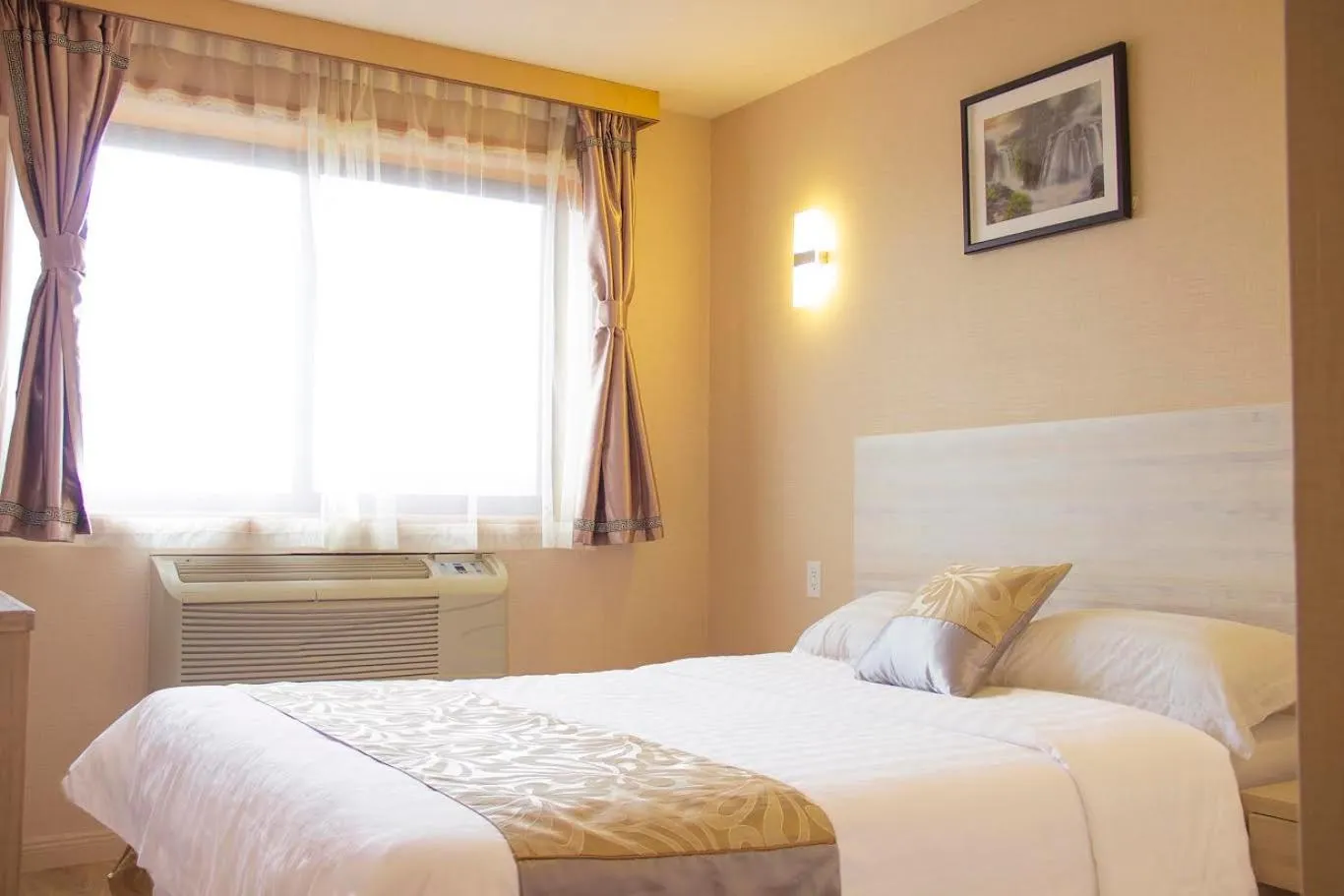 Bed in Phoenix Hotel Brooklyn Sunset Park