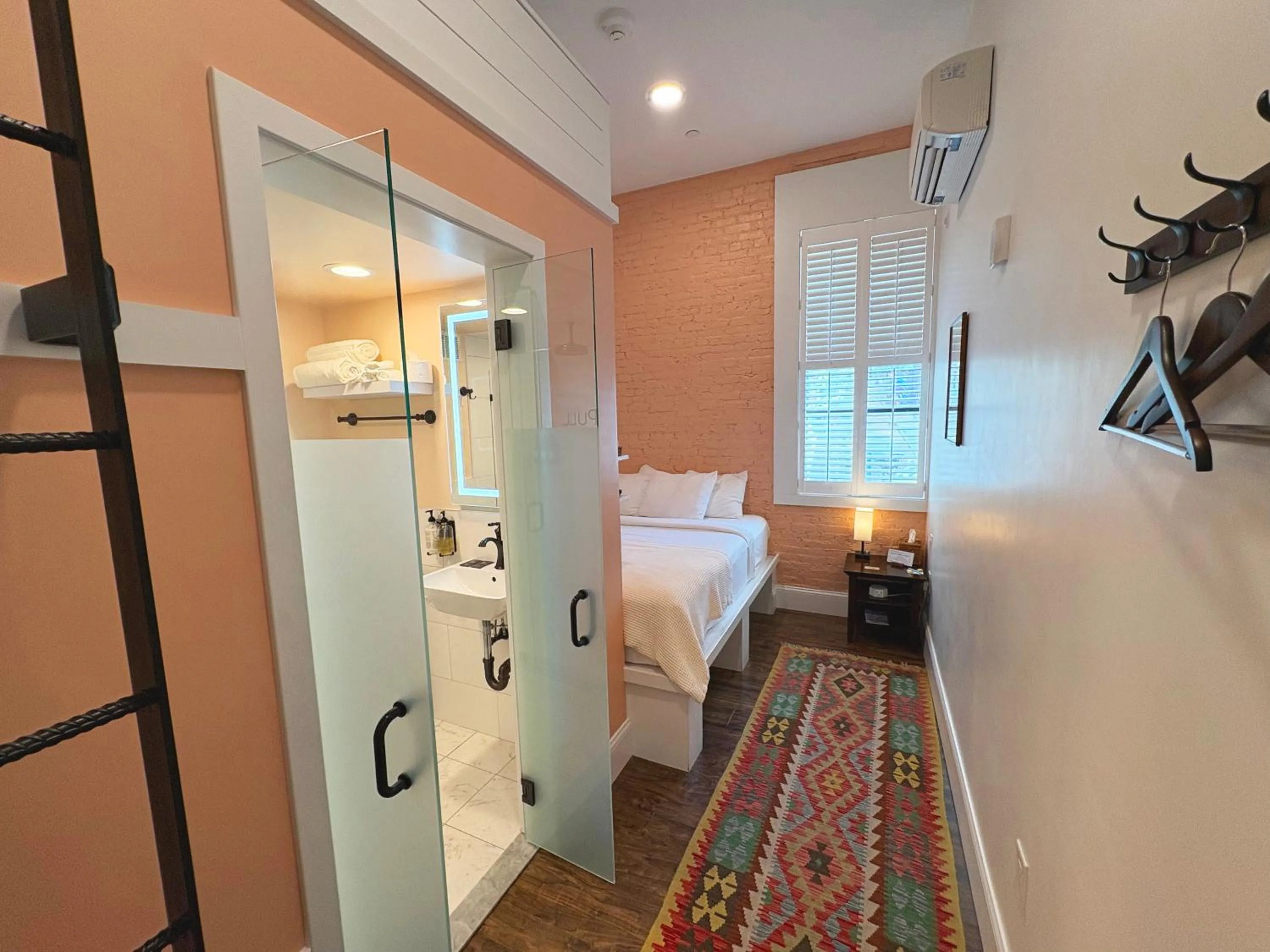 Bedroom, Bed in The Cabot Lodge