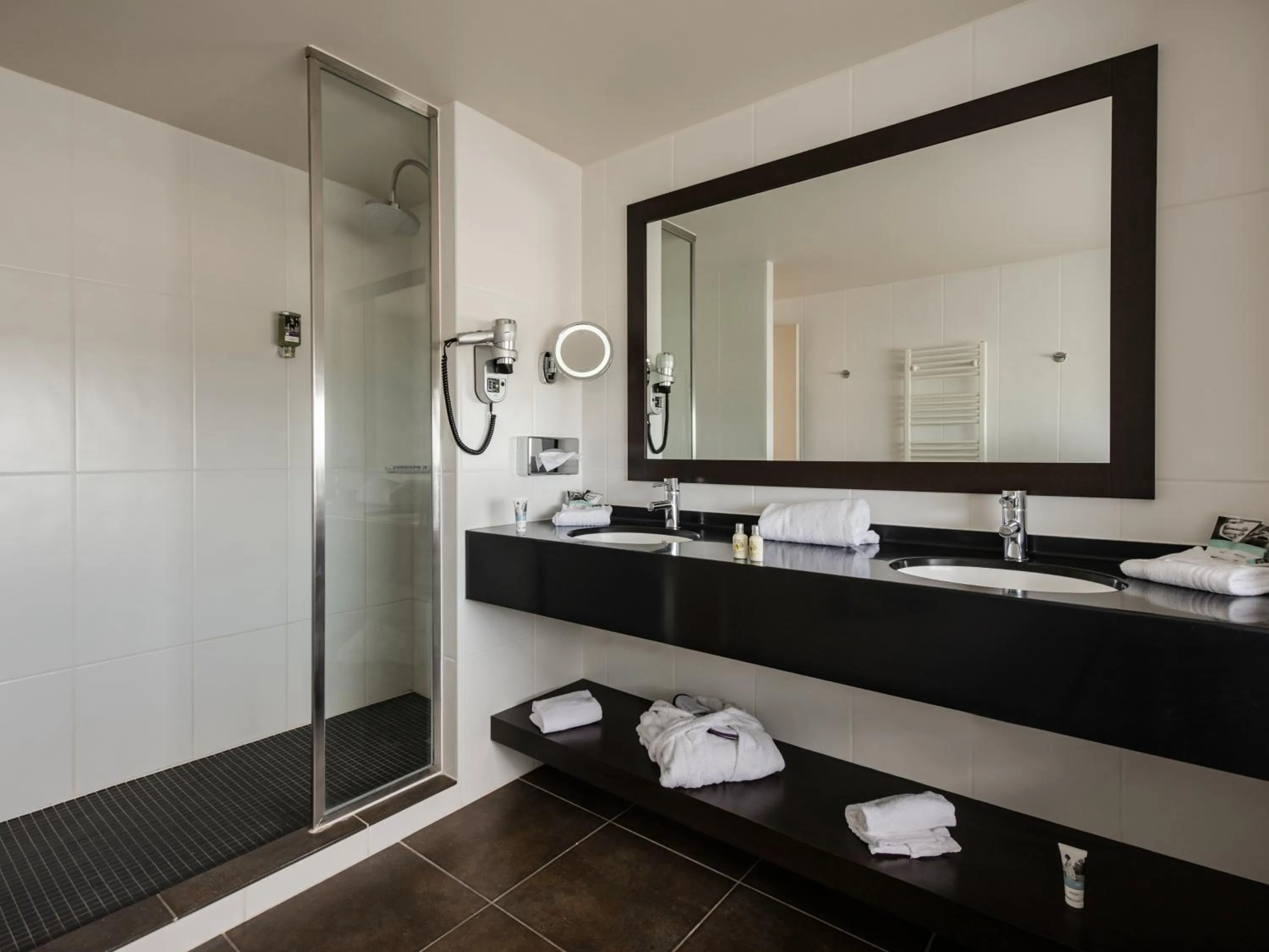 Bathroom in Mercure Lyon Genas Eurexpo