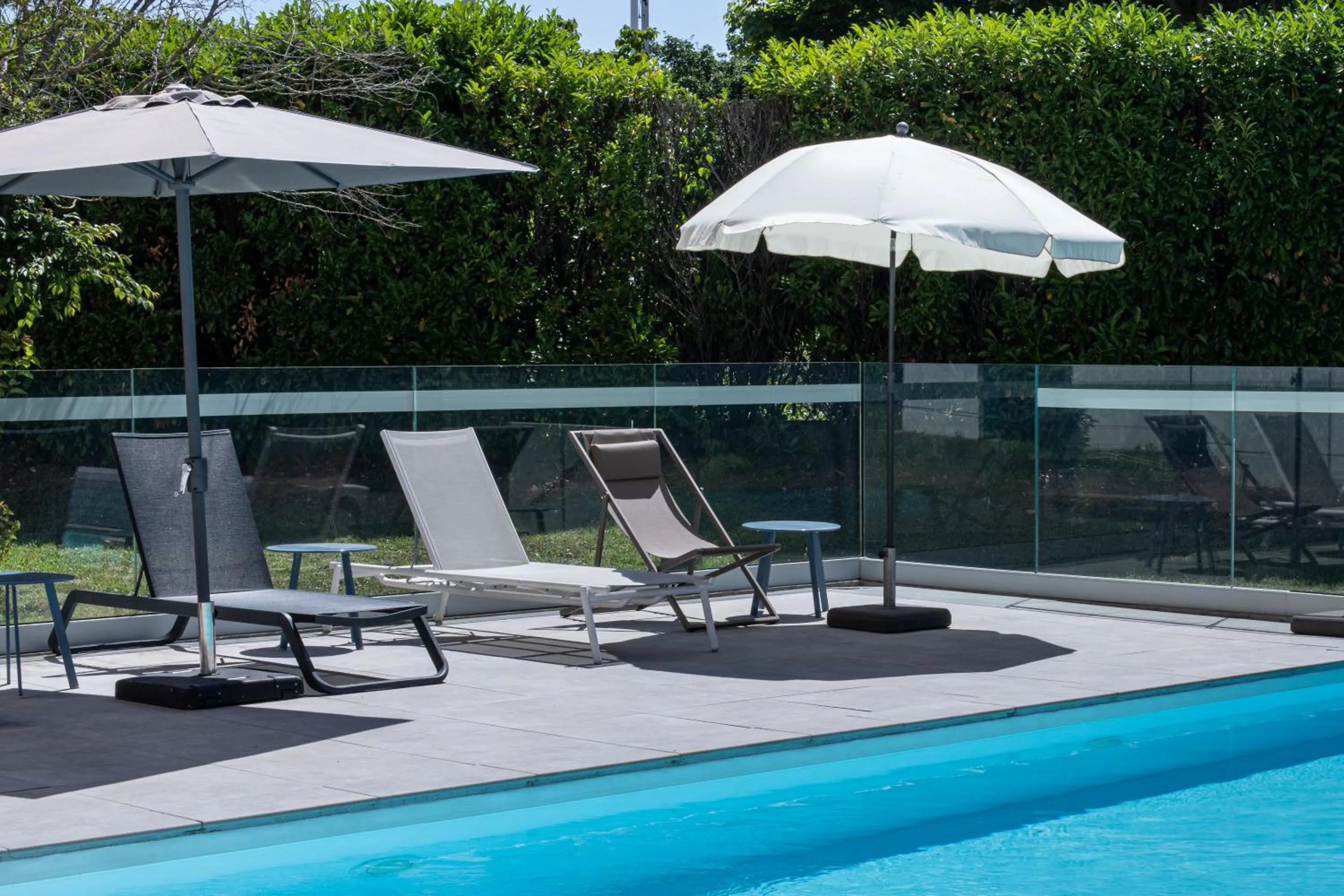 Swimming pool in Mercure Lyon Genas Eurexpo