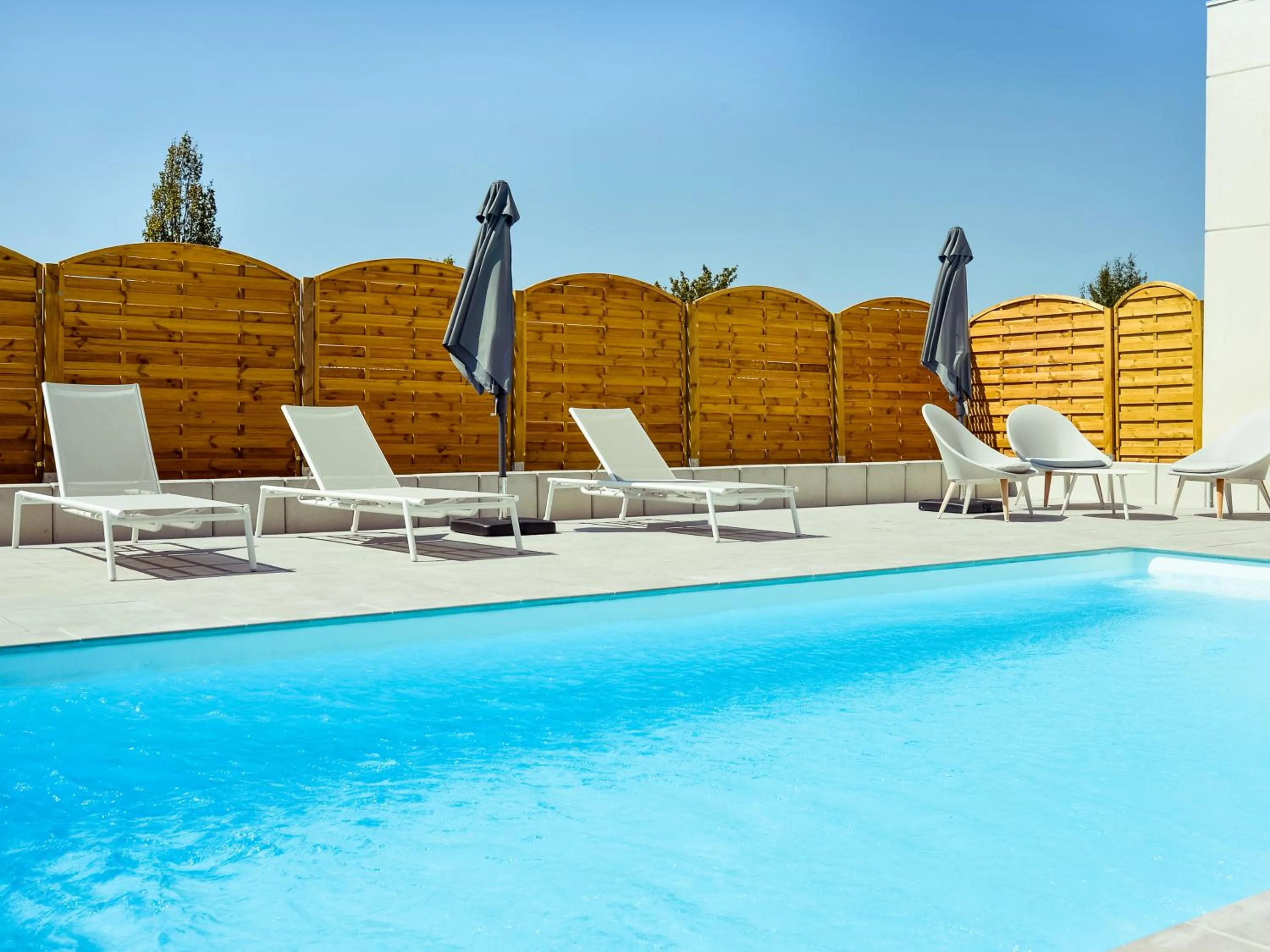 Swimming pool in Mercure Lyon Genas Eurexpo