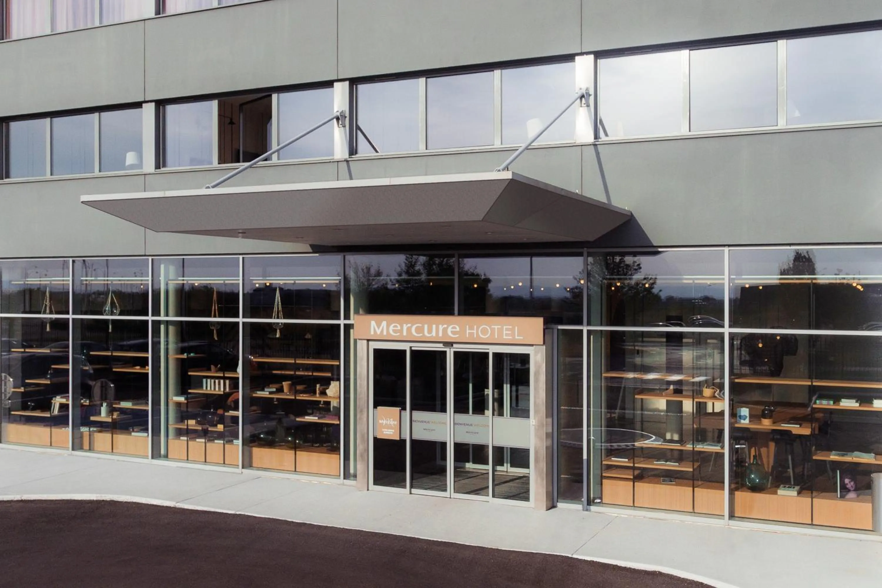 Facade/entrance in Mercure Lyon Genas Eurexpo