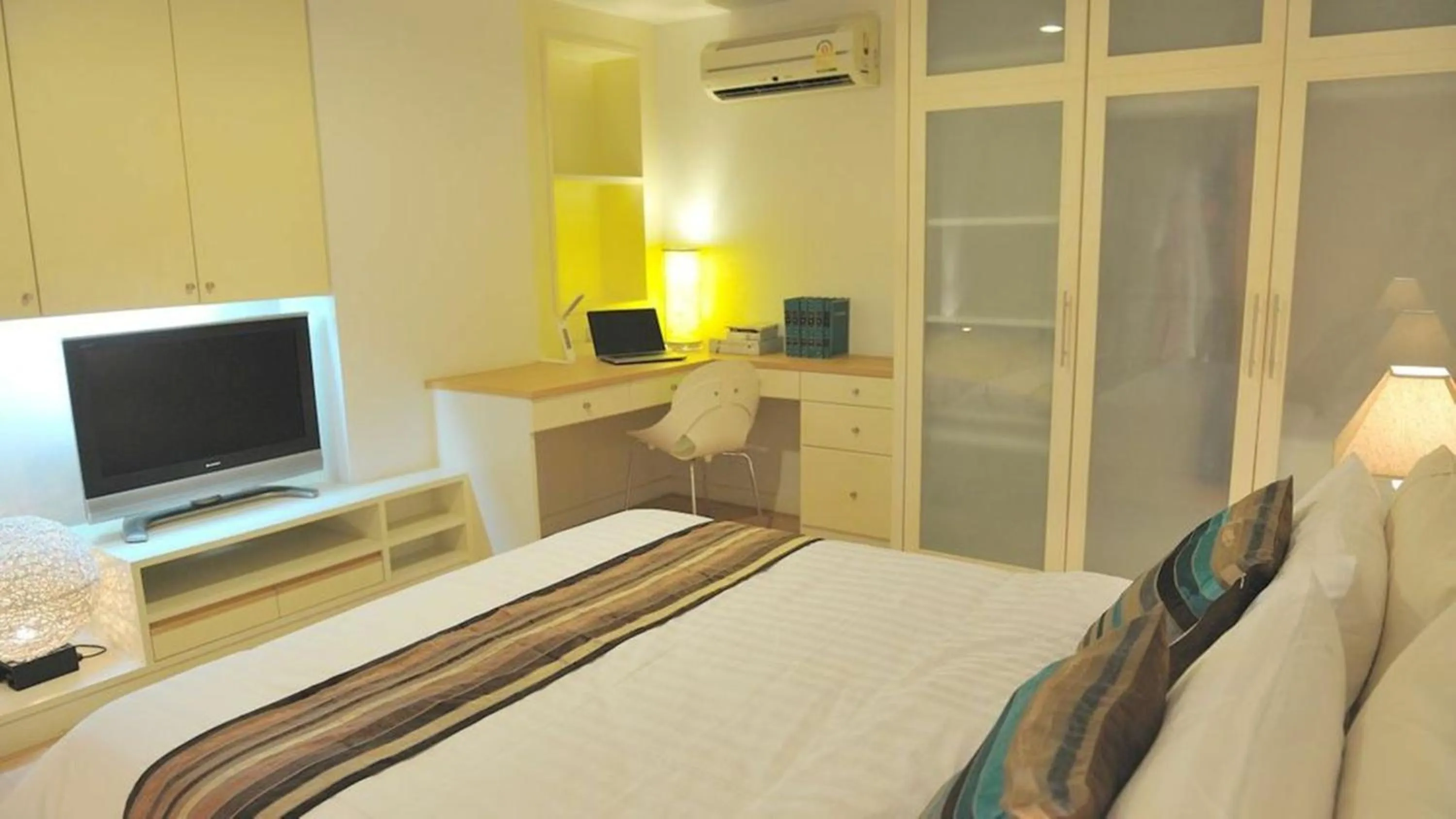 Communal lounge/ TV room, Bed in Duplex 21 Apartment