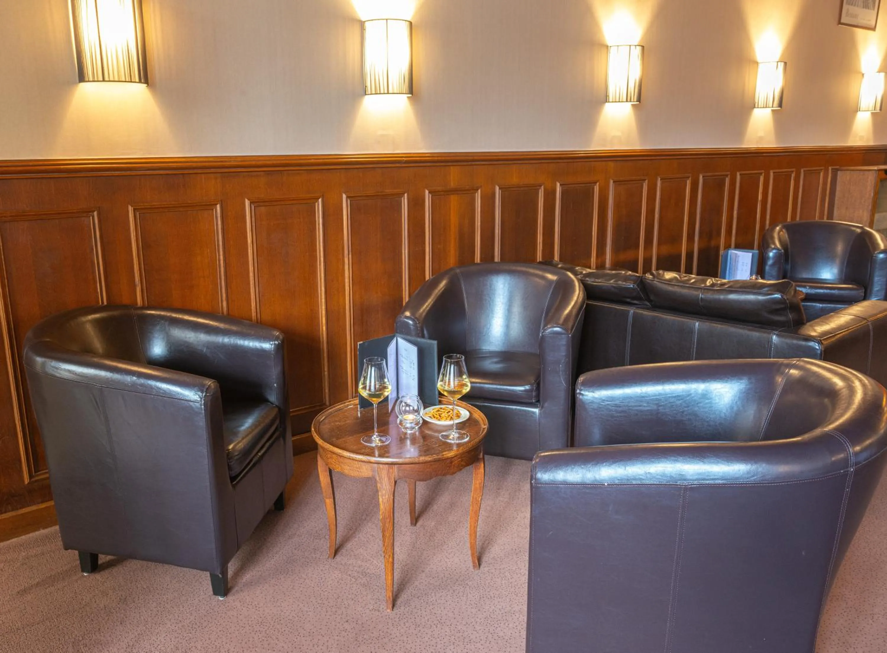 Lounge or bar in Logis Hotel de La Cloche