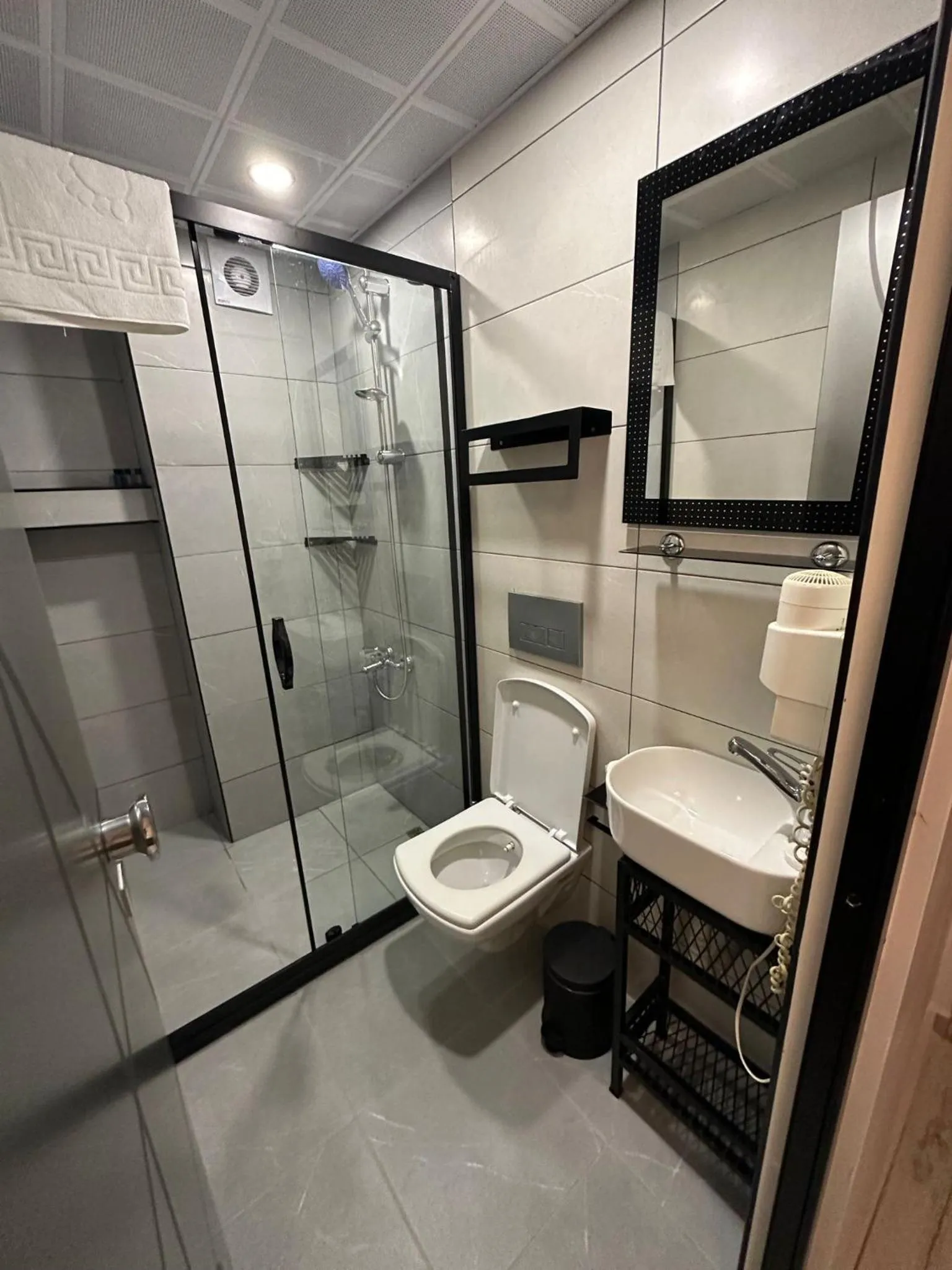 Shower in APOLLO HOTEL & APARTMENtS