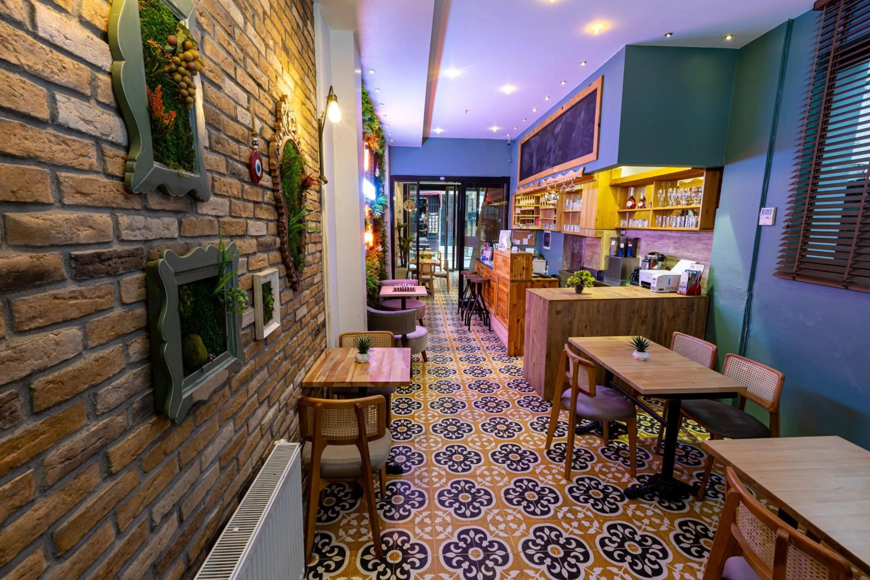 Restaurant/places to eat in APOLLO HOTEL & APARTMENtS