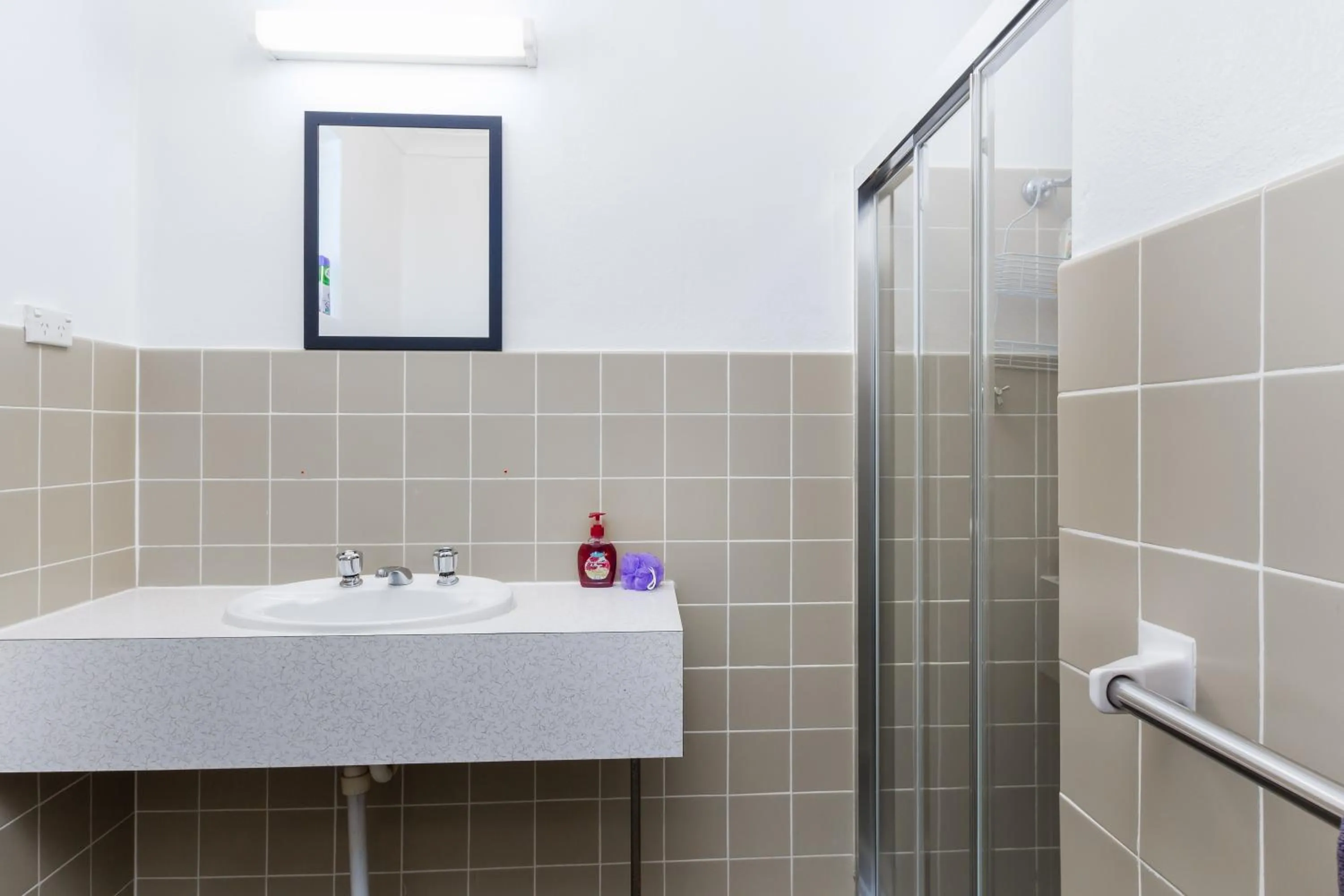 Shower in Archibald Hotel