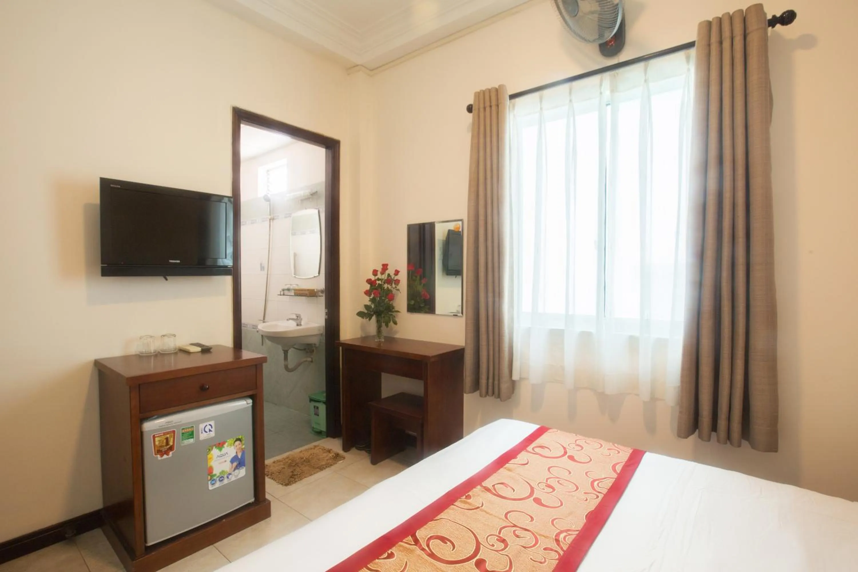 Communal lounge/ TV room, Bed in Ngoc Minh Hotel