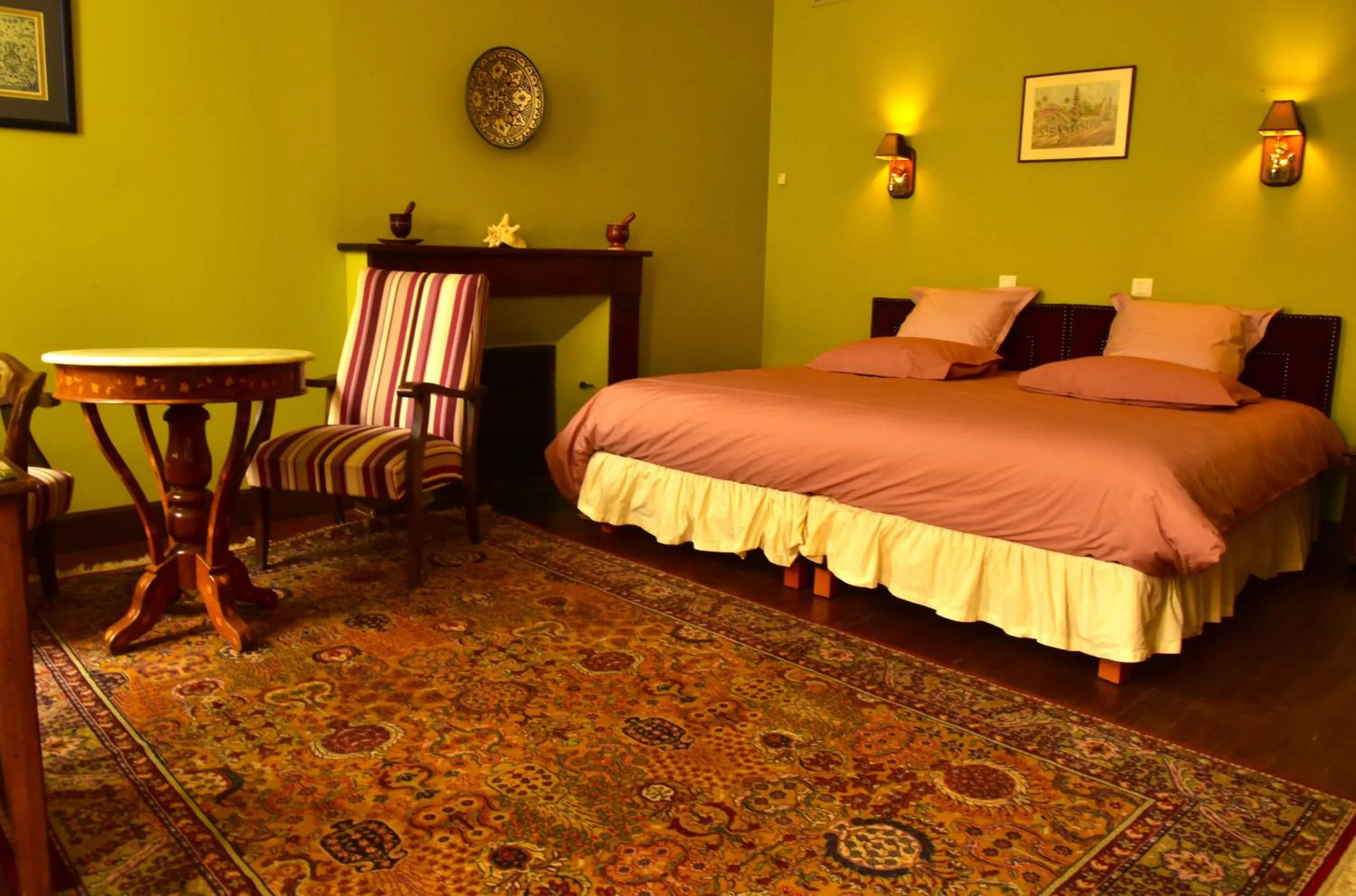 Bed in Logis Hôtel Le Boudoir