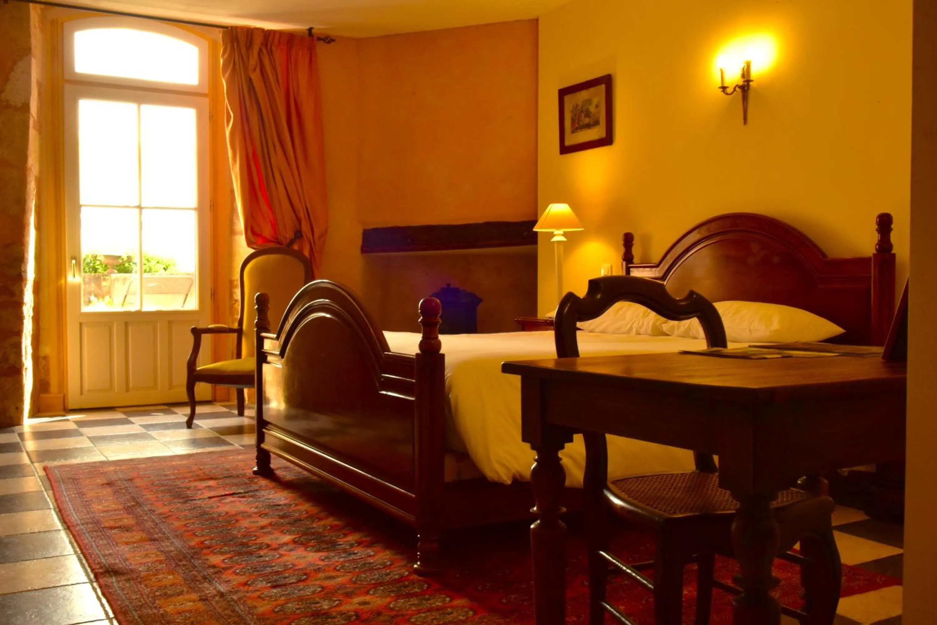 Bed in Logis Hôtel Le Boudoir