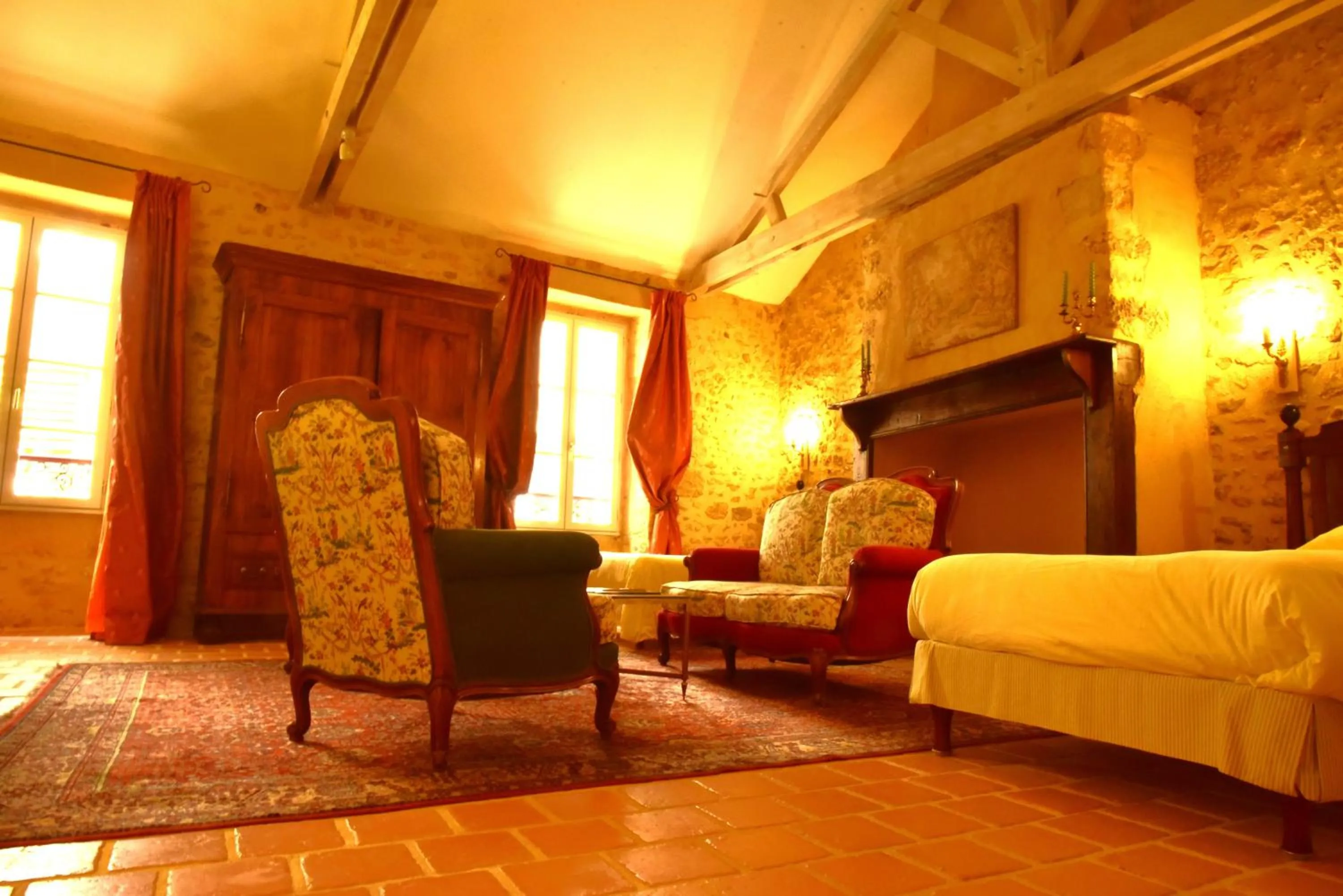 Seating area in Logis Hôtel Le Boudoir