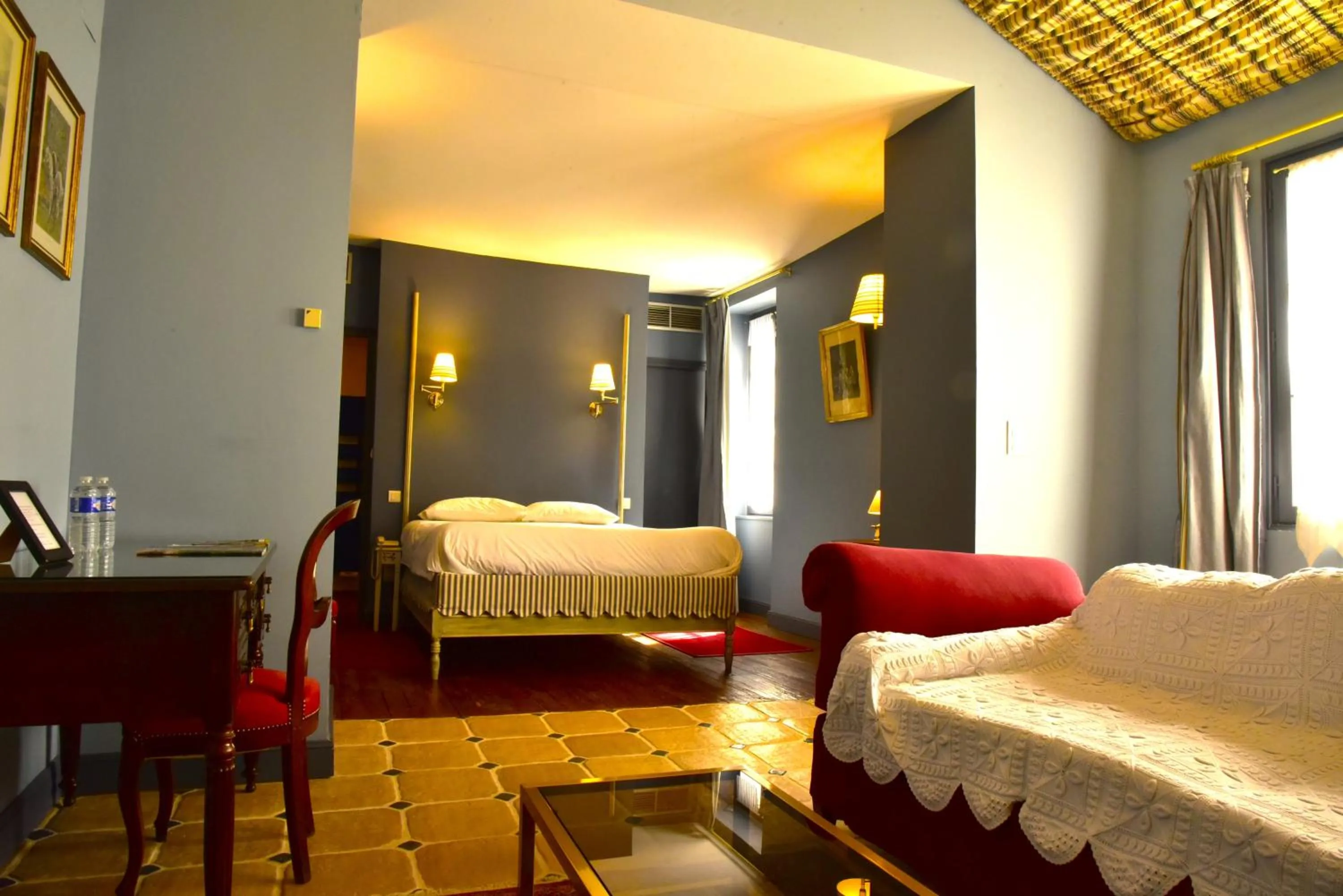 Bed in Logis Hôtel Le Boudoir