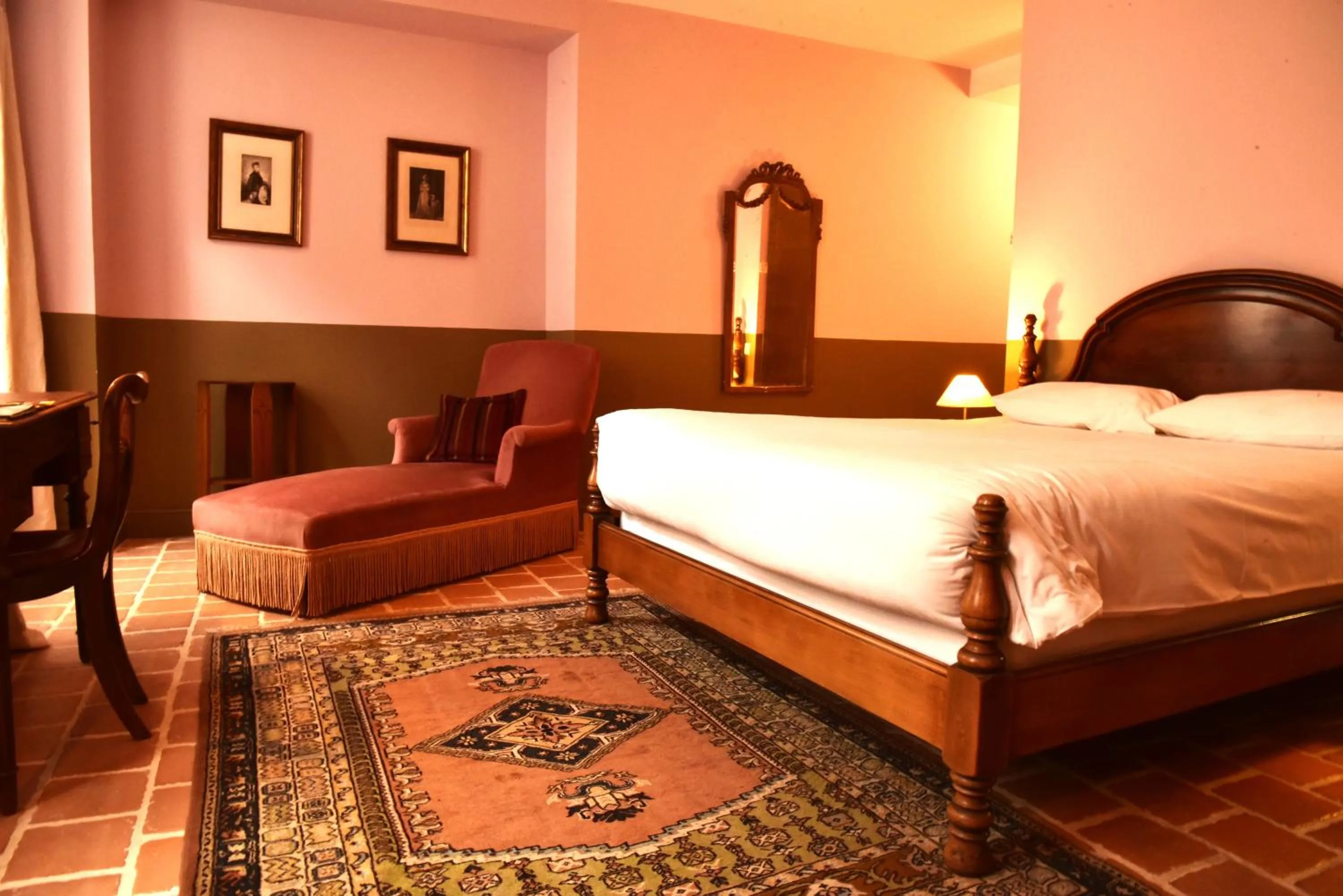 Bed in Logis Hôtel Le Boudoir