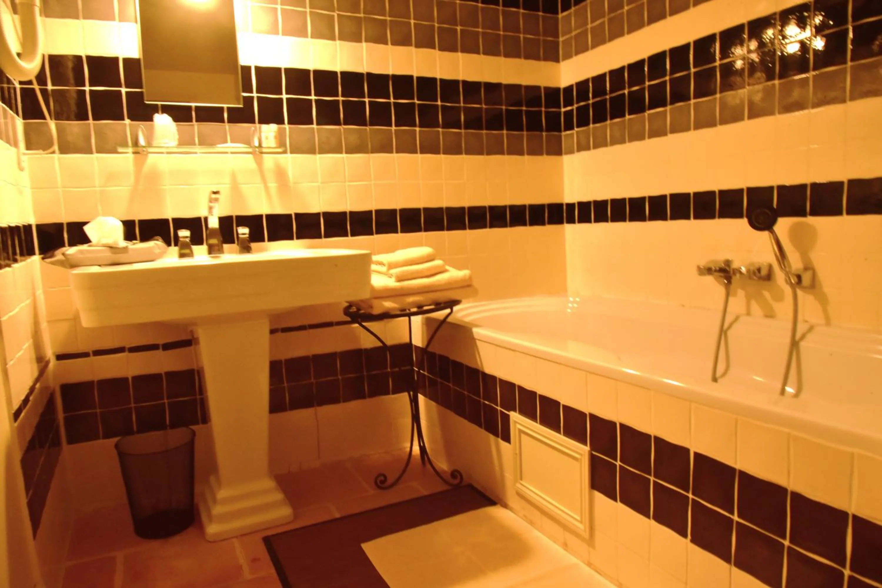 Bathroom in Logis Hôtel Le Boudoir