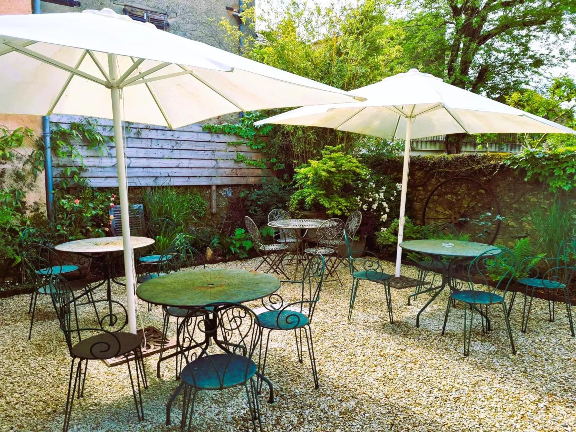 Garden in Logis Hôtel Le Boudoir