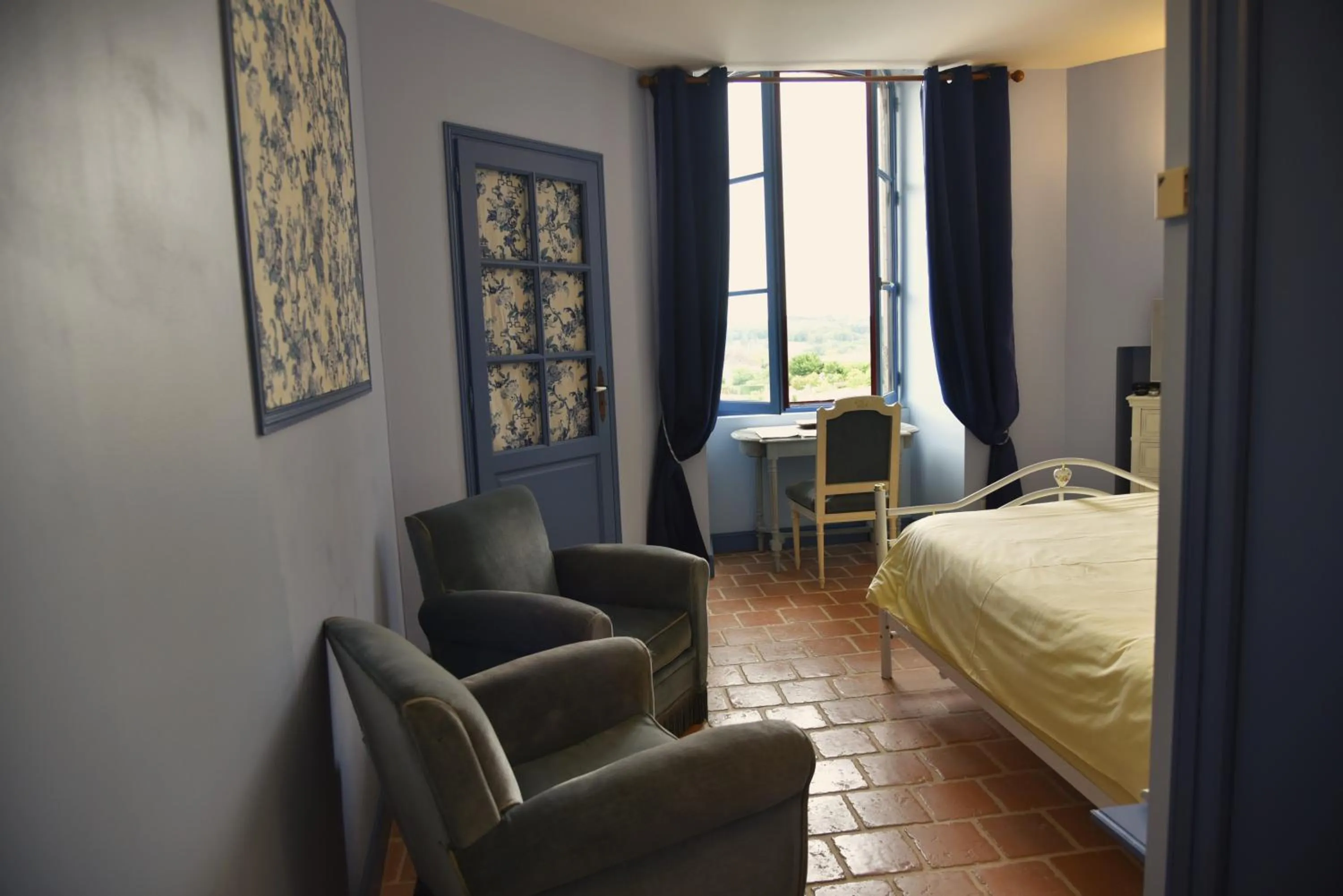 Bed in Logis Hôtel Le Boudoir