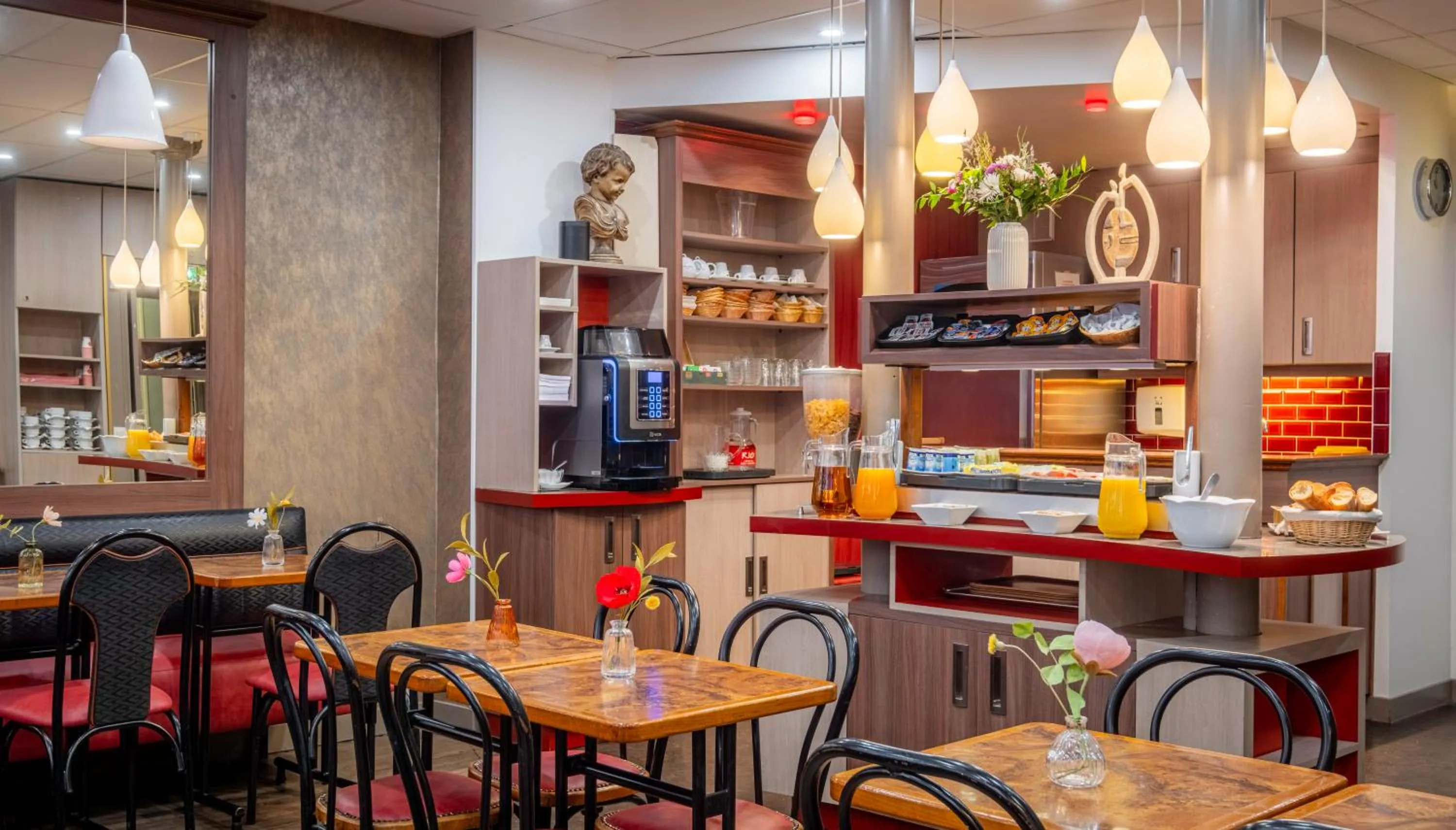 Buffet breakfast in Grand Hôtel De Turin